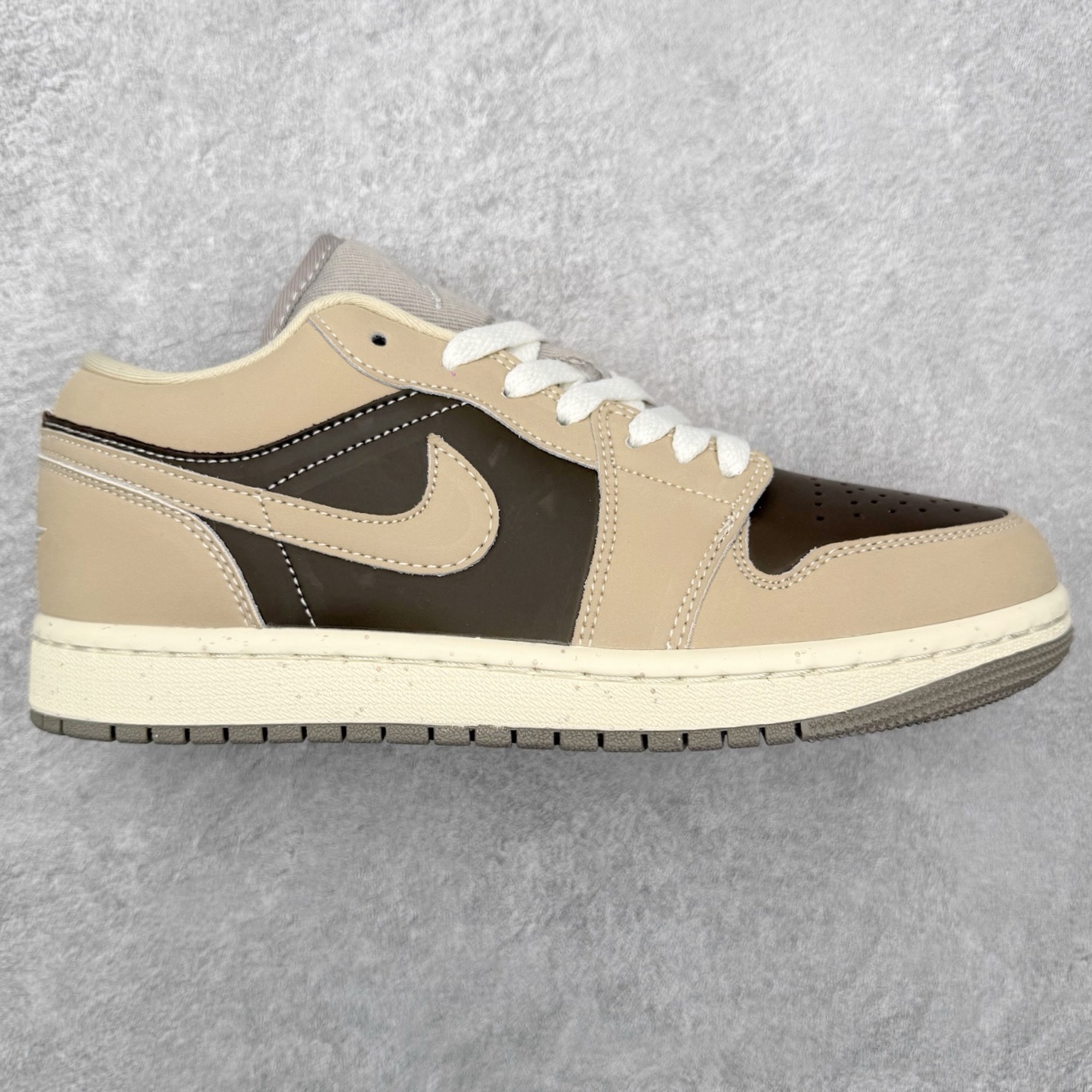 ＃K版 Air Jordan AJ1 Low 低帮 IB7011-001 全新流水线出品 DT版本唯一平替选择 市场第二梯队最强版 全部原鞋开发 原楦原纸板开发 全鞋电脑针车 原厂内置全掌气垫 原盒内在原标 唯一Zp原版鞋带绑法 免检产品 全新2022版型 全头层皮料 完美零毛边处理 原厂配置全掌气垫 价格定位良心 几十个配色陆续出货 实拍调校N版已经零色差零失真 百分百还原实物色彩所见即所得 不存在货不对板色差等低级问题 选购参考实物拍摄 不混卖不参货 只用心做好货严格选品 承诺混一赔十 尺码：36 36.5 37.5 38 38.5 39 40 40.5 41 42 42.5 43 44 44.5 45-选品中心