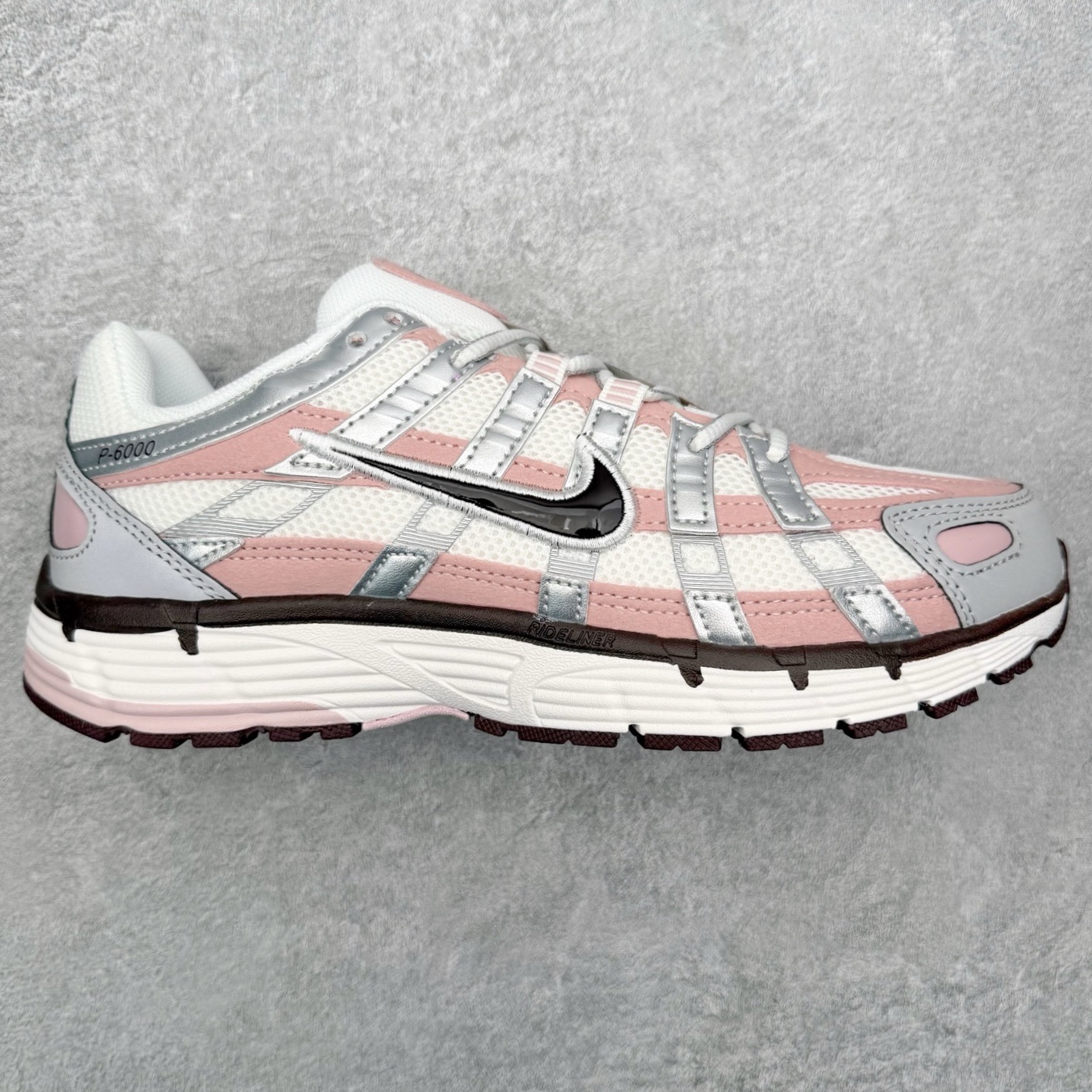 NK P-6000 系列低帮复古老爹风休闲运动舒适慢跑鞋 融合 Pegasus 过往运动鞋设计 助力 21 世纪早期跑步运动跃升时尚新高度 采用透气网眼布、运动风格线条和耐穿覆面 兼具吸睛外观和舒适感受 中底泡绵以田径赛道为灵感 打造厚实设计 缔造出众缓震性能 尺码：36 36.5 37.5 38 38.5 39 40 40.5 41 42 42.5 43 44 44.5 45-选品中心