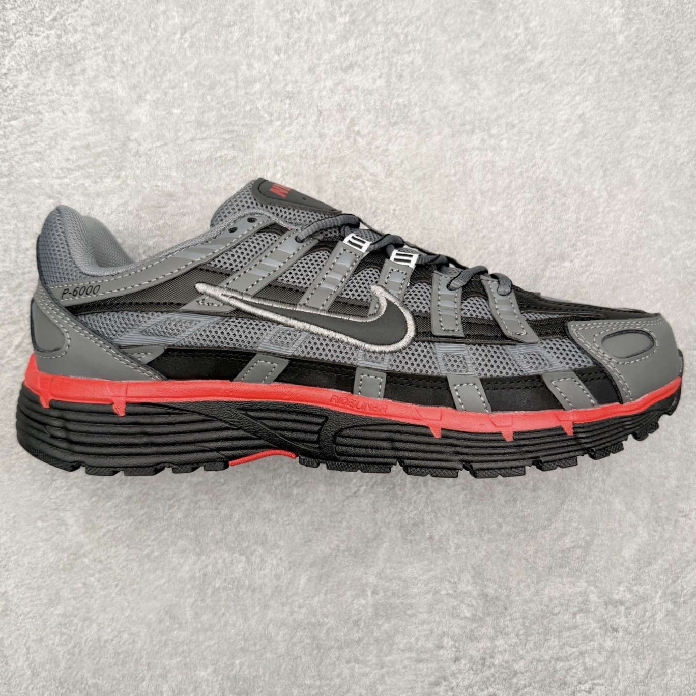 NK P-6000 系列低帮复古老爹风休闲运动舒适慢跑鞋 融合 Pegasus 过往运动鞋设计 助力 21 世纪早期跑步运动跃升时尚新高度 采用透气网眼布、运动风格线条和耐穿覆面 兼具吸睛外观和舒适感受 中底泡绵以田径赛道为灵感 打造厚实设计 缔造出众缓震性能 尺码：36 36.5 37.5 38 38.5 39 40 40.5 41 42 42.5 43 44 44.5 45-选品中心