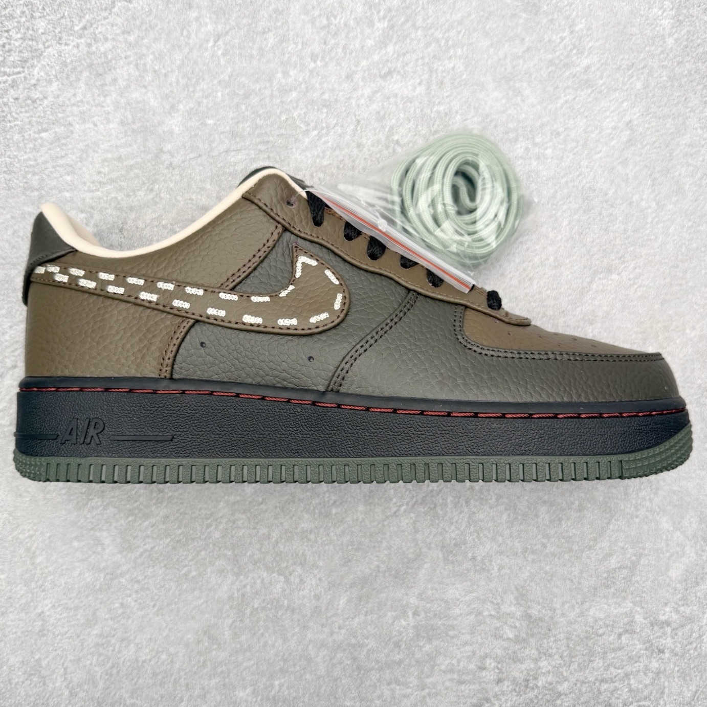 NK Air Force 1´07 Low 空军一号低帮百搭休闲运动板鞋 IQ1122-320 柔软、弹性十足的缓震性能和出色的中底设计 横跨复古与现代的外型结合 造就出风靡全球 三十多年的Force 1 直到今天还深受青睐 实拍调校N版已经零色差零失真 百分百还原实物色彩所见即所得 不存在货不对板色差等低级问题 选购参考实物拍摄 不混卖不参货 只用心做好货严格选品 承诺混一赔十 尺码：36 36.5 37.5 38 38.5 39 40 40.5 41 42 42.5 43 44 44.5 45-选品中心