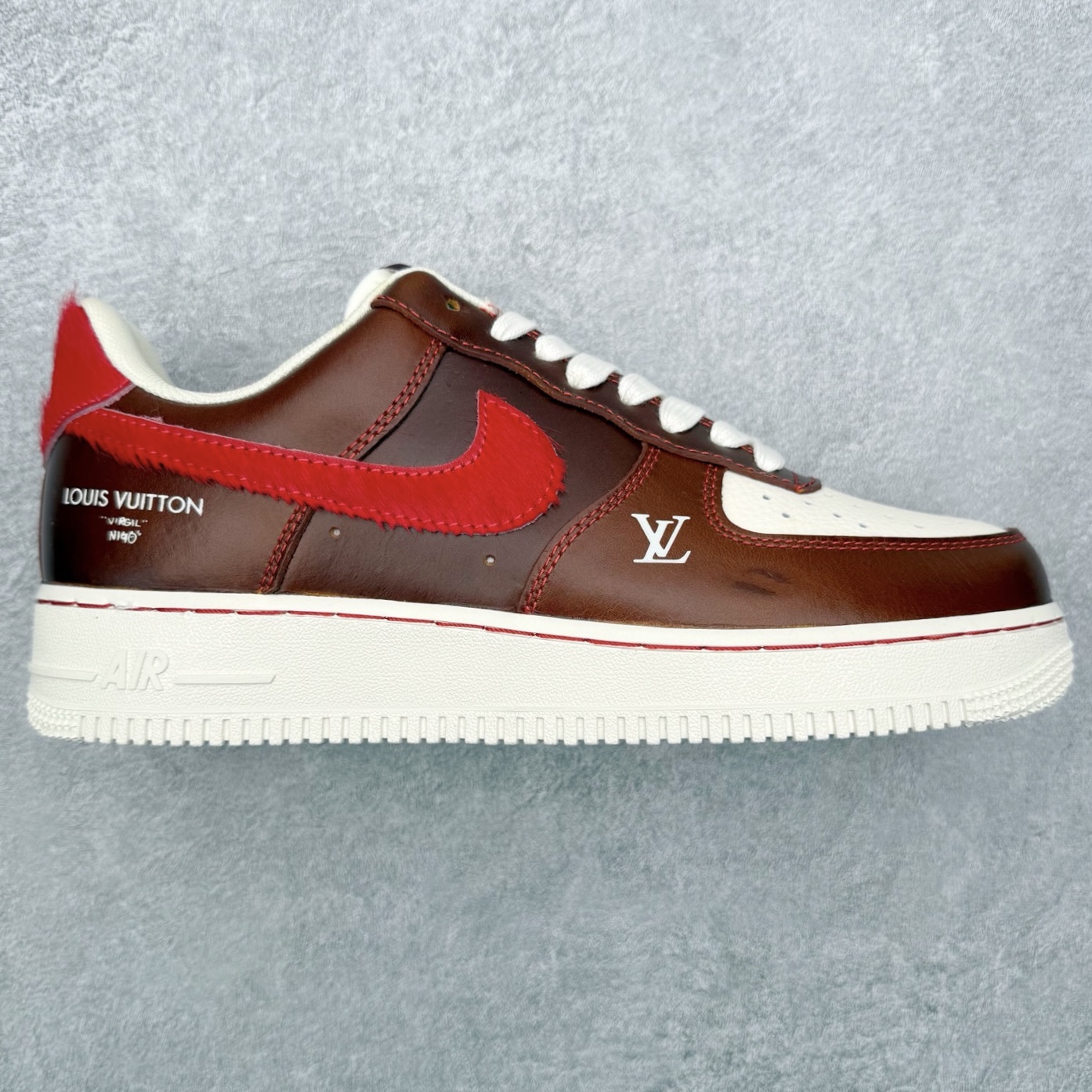 NK Air Force 1´07 Low 空军一号低帮百搭休闲运动板鞋 FV3694-103 柔软、弹性十足的缓震性能和出色的中底设计 横跨复古与现代的外型结合 造就出风靡全球 三十多年的Force 1 直到今天还深受青睐 实拍调校N版已经零色差零失真 百分百还原实物色彩所见即所得 不存在货不对板色差等低级问题 选购参考实物拍摄 不混卖不参货 只用心做好货严格选品 承诺混一赔十 尺码：36 36.5 37.5 38 38.5 39 40 40.5 41 42 42.5 43 44 44.5 45-选品中心