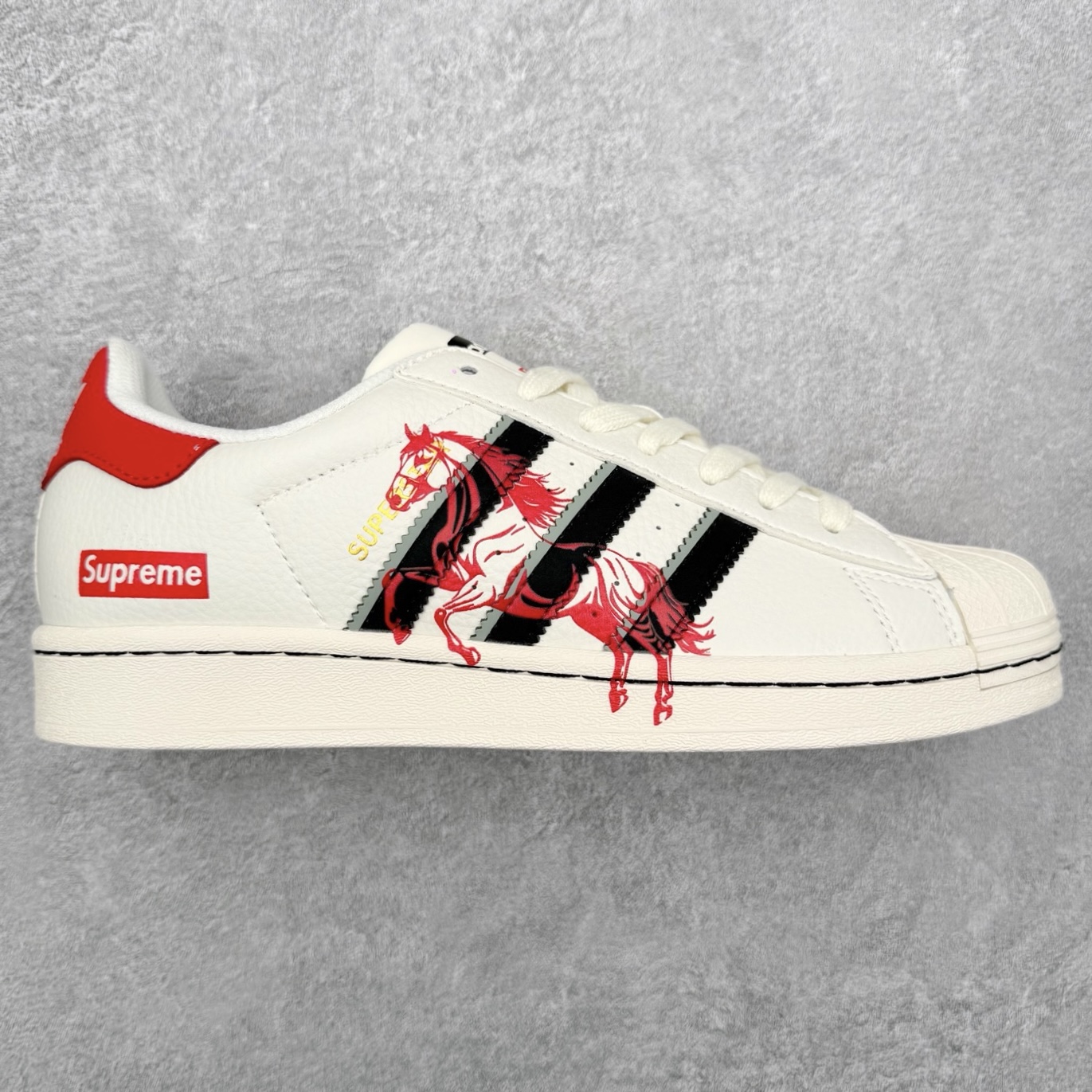 AD Originals Superstar 经典复古贝壳头板鞋 JP6058 诞生于1969年 是第一双将全皮面鞋 身与橡胶鞋头结合在一起的低帮篮球鞋 Superstar最开始 是作为高帮篮球鞋Pro Model的低帮版本而出现的 但因为其独特和醒目的橡胶鞋头造型而让大家熟知 被大家形象地称为\\\