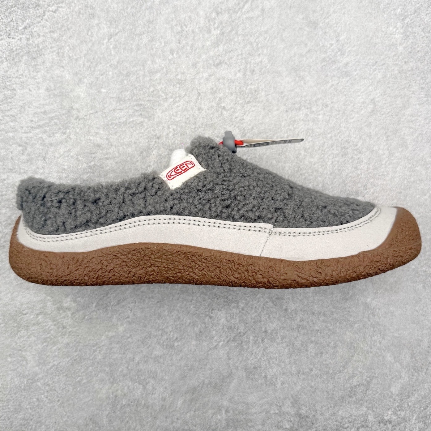 中山原单货 极力推荐版本 KEEN 科恩 Howser 3 Slide 爆款小羊蹄上线了 原创版型 简约外形时尚可户内户外任意穿梭 弹力鞋带锁定系统方便穿脱 橡胶大底 环保无异味 舒适的一脚蹬设计 创新家居混合款式 主货号：1026651 尺码：35 36 37 38 39 40 41-选品中心