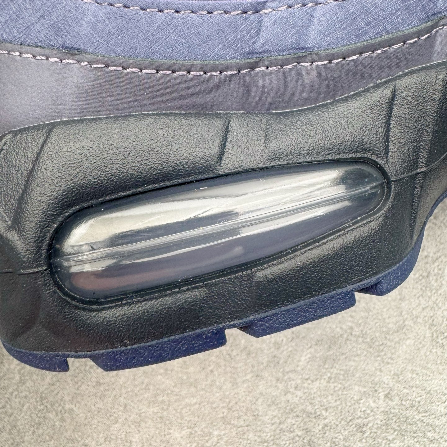 图片[18]-＃KZ神版 NK Air Max 95 OG 舒适百搭耐磨低帮气垫休闲跑步鞋 紫黑 IB1667-500 亲自操刀耗时半年开发 重金购买全套印尼原厂纸板楦头开发 2025官方主推系列 致敬诞生30周年的传奇鞋型 Air Max 95 系列再度重磅复刻归来 以全新配色续写光辉历史 更以现代手法重塑经典 将复古风格与前沿科技完美融合 一比一鞋头弧度高度鞋身弧度 东莞原厂模具大底 一码一模 原厂高韧性Tpu 独家供应45.5 48.5 原厂特供同批次皮料与Zp零色差 原厂特供内外标均可过绿X扫描认证 独家原装Big Bubble气垫 气垫体积更大 提供更强的缓震性能和回弹性 进口玻璃冲刀皮料裁剪零毛边 电脑针车工艺 鞋面不留荧光细节 平台可冲 超高鞋面清洁度 最高QC检验标准 控制溢胶瑕疵 每一双都是工艺品 实拍调校N版已经零色差零失真 百分百还原实物色彩所见即所得 不存在货不对板色差等低级问题 选购参考实物拍摄 不混卖不参货 只用心做好货严格选品 承诺混一赔十 尺码：35.5 36 36.5 37.5 38 38.5 39 40 40.5 41 42 42.5 43 44 44.5 45 45.5 46 47.5 48.5-选品中心