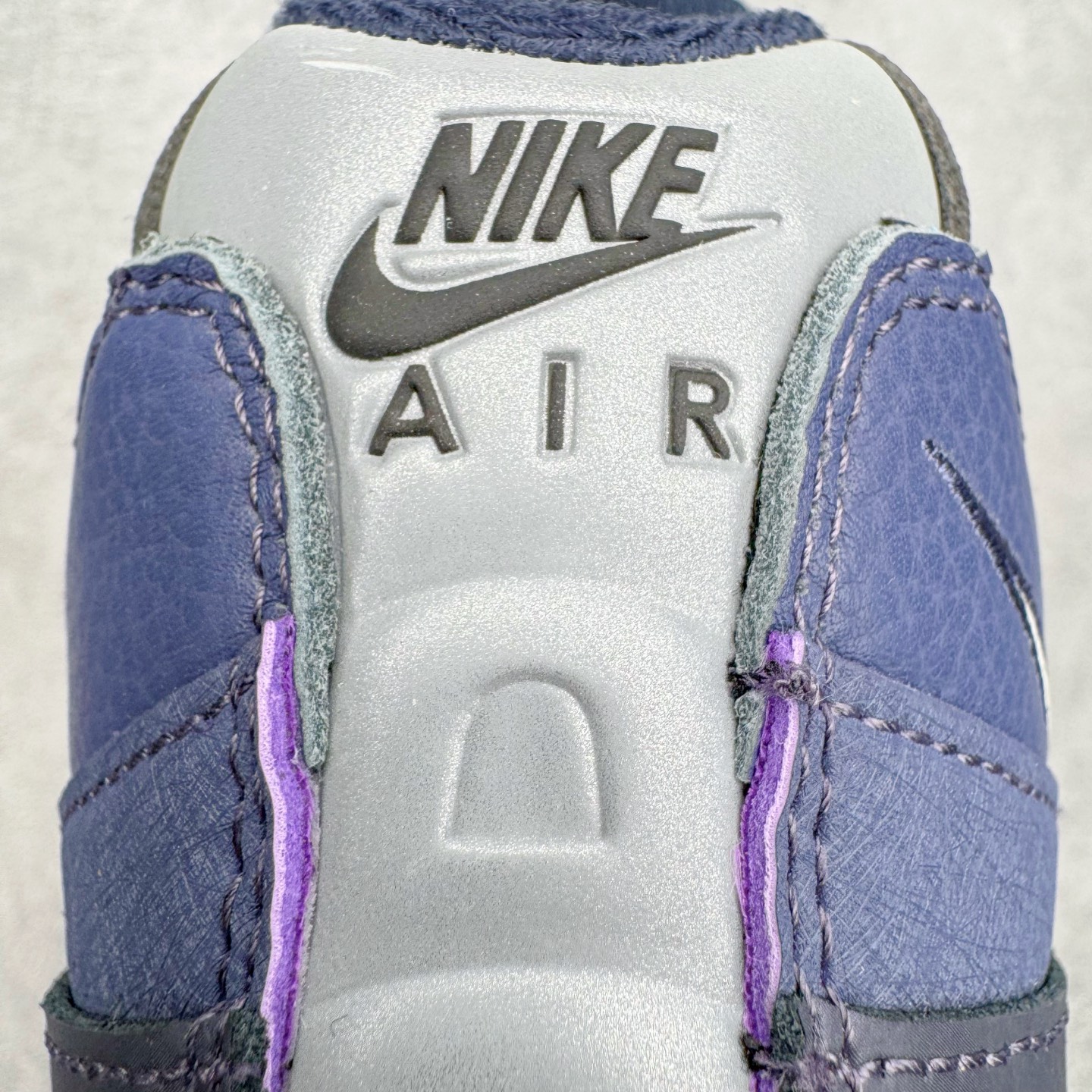 图片[20]-＃KZ神版 NK Air Max 95 OG 舒适百搭耐磨低帮气垫休闲跑步鞋 紫黑 IB1667-500 亲自操刀耗时半年开发 重金购买全套印尼原厂纸板楦头开发 2025官方主推系列 致敬诞生30周年的传奇鞋型 Air Max 95 系列再度重磅复刻归来 以全新配色续写光辉历史 更以现代手法重塑经典 将复古风格与前沿科技完美融合 一比一鞋头弧度高度鞋身弧度 东莞原厂模具大底 一码一模 原厂高韧性Tpu 独家供应45.5 48.5 原厂特供同批次皮料与Zp零色差 原厂特供内外标均可过绿X扫描认证 独家原装Big Bubble气垫 气垫体积更大 提供更强的缓震性能和回弹性 进口玻璃冲刀皮料裁剪零毛边 电脑针车工艺 鞋面不留荧光细节 平台可冲 超高鞋面清洁度 最高QC检验标准 控制溢胶瑕疵 每一双都是工艺品 实拍调校N版已经零色差零失真 百分百还原实物色彩所见即所得 不存在货不对板色差等低级问题 选购参考实物拍摄 不混卖不参货 只用心做好货严格选品 承诺混一赔十 尺码：35.5 36 36.5 37.5 38 38.5 39 40 40.5 41 42 42.5 43 44 44.5 45 45.5 46 47.5 48.5-选品中心