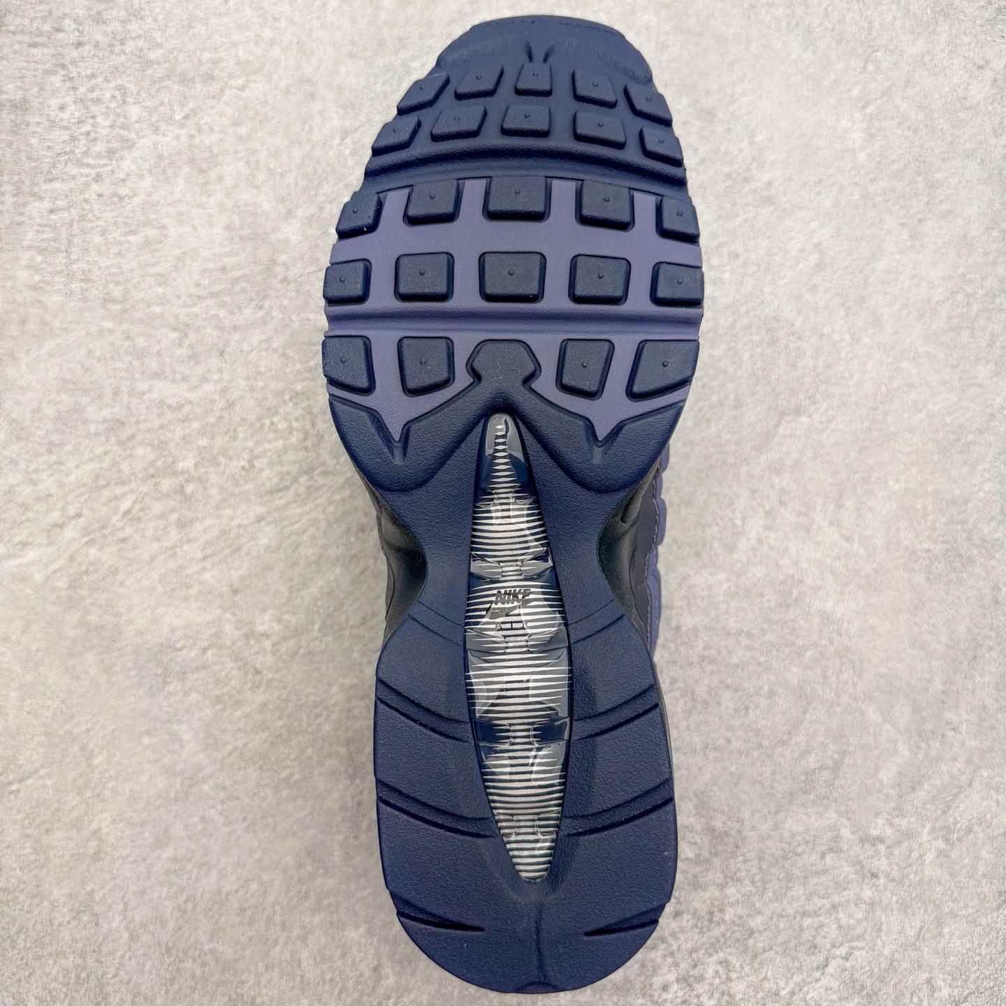 图片[9]-＃KZ神版 NK Air Max 95 OG 舒适百搭耐磨低帮气垫休闲跑步鞋 紫黑 IB1667-500 亲自操刀耗时半年开发 重金购买全套印尼原厂纸板楦头开发 2025官方主推系列 致敬诞生30周年的传奇鞋型 Air Max 95 系列再度重磅复刻归来 以全新配色续写光辉历史 更以现代手法重塑经典 将复古风格与前沿科技完美融合 一比一鞋头弧度高度鞋身弧度 东莞原厂模具大底 一码一模 原厂高韧性Tpu 独家供应45.5 48.5 原厂特供同批次皮料与Zp零色差 原厂特供内外标均可过绿X扫描认证 独家原装Big Bubble气垫 气垫体积更大 提供更强的缓震性能和回弹性 进口玻璃冲刀皮料裁剪零毛边 电脑针车工艺 鞋面不留荧光细节 平台可冲 超高鞋面清洁度 最高QC检验标准 控制溢胶瑕疵 每一双都是工艺品 实拍调校N版已经零色差零失真 百分百还原实物色彩所见即所得 不存在货不对板色差等低级问题 选购参考实物拍摄 不混卖不参货 只用心做好货严格选品 承诺混一赔十 尺码：35.5 36 36.5 37.5 38 38.5 39 40 40.5 41 42 42.5 43 44 44.5 45 45.5 46 47.5 48.5-选品中心