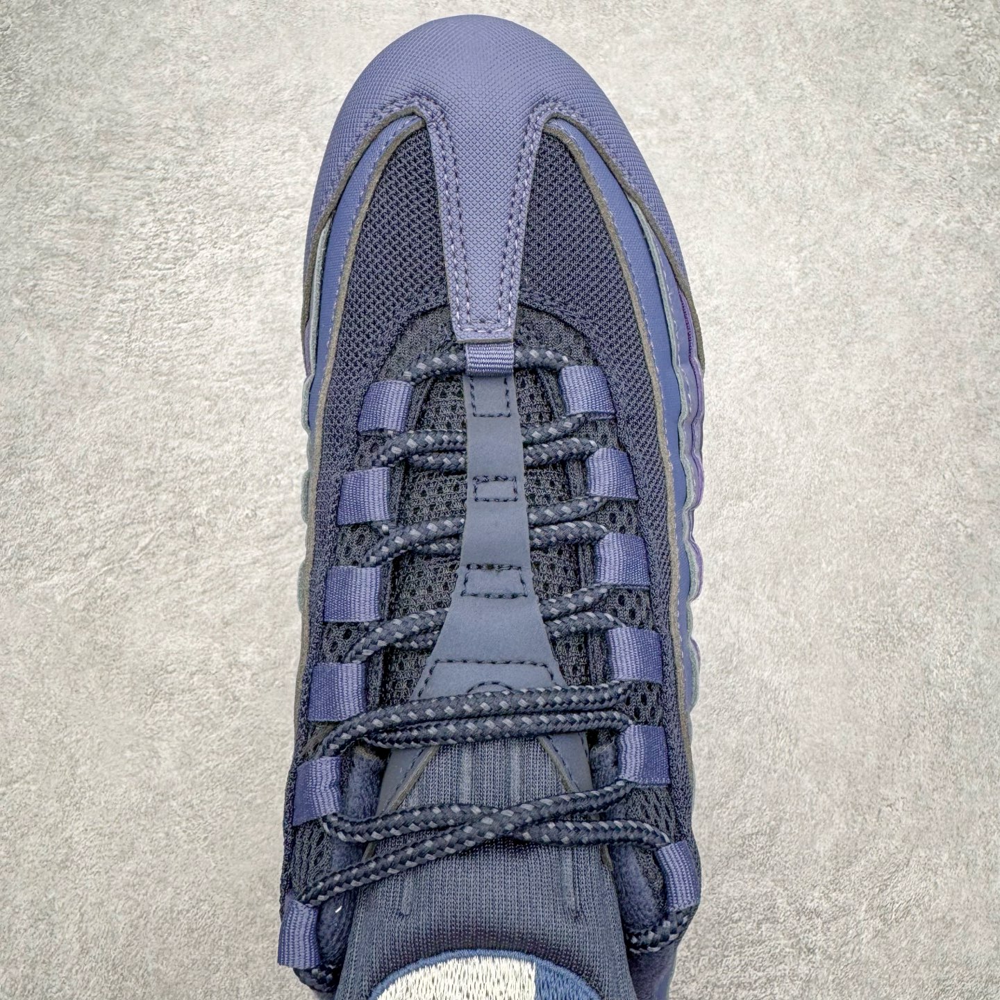 图片[4]-＃KZ神版 NK Air Max 95 OG 舒适百搭耐磨低帮气垫休闲跑步鞋 紫黑 IB1667-500 亲自操刀耗时半年开发 重金购买全套印尼原厂纸板楦头开发 2025官方主推系列 致敬诞生30周年的传奇鞋型 Air Max 95 系列再度重磅复刻归来 以全新配色续写光辉历史 更以现代手法重塑经典 将复古风格与前沿科技完美融合 一比一鞋头弧度高度鞋身弧度 东莞原厂模具大底 一码一模 原厂高韧性Tpu 独家供应45.5 48.5 原厂特供同批次皮料与Zp零色差 原厂特供内外标均可过绿X扫描认证 独家原装Big Bubble气垫 气垫体积更大 提供更强的缓震性能和回弹性 进口玻璃冲刀皮料裁剪零毛边 电脑针车工艺 鞋面不留荧光细节 平台可冲 超高鞋面清洁度 最高QC检验标准 控制溢胶瑕疵 每一双都是工艺品 实拍调校N版已经零色差零失真 百分百还原实物色彩所见即所得 不存在货不对板色差等低级问题 选购参考实物拍摄 不混卖不参货 只用心做好货严格选品 承诺混一赔十 尺码：35.5 36 36.5 37.5 38 38.5 39 40 40.5 41 42 42.5 43 44 44.5 45 45.5 46 47.5 48.5-选品中心