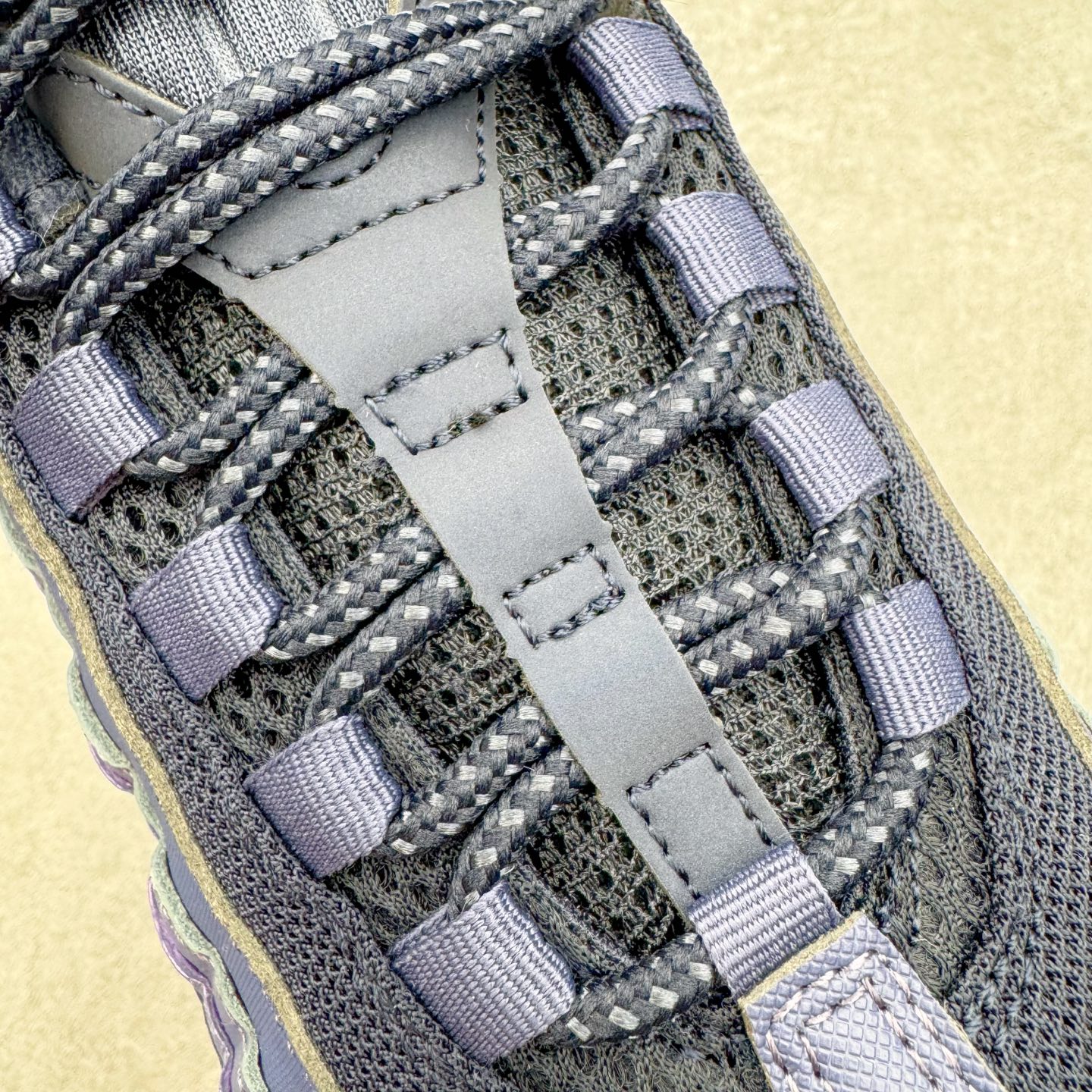 图片[13]-＃KZ神版 NK Air Max 95 OG 舒适百搭耐磨低帮气垫休闲跑步鞋 紫黑 IB1667-500 亲自操刀耗时半年开发 重金购买全套印尼原厂纸板楦头开发 2025官方主推系列 致敬诞生30周年的传奇鞋型 Air Max 95 系列再度重磅复刻归来 以全新配色续写光辉历史 更以现代手法重塑经典 将复古风格与前沿科技完美融合 一比一鞋头弧度高度鞋身弧度 东莞原厂模具大底 一码一模 原厂高韧性Tpu 独家供应45.5 48.5 原厂特供同批次皮料与Zp零色差 原厂特供内外标均可过绿X扫描认证 独家原装Big Bubble气垫 气垫体积更大 提供更强的缓震性能和回弹性 进口玻璃冲刀皮料裁剪零毛边 电脑针车工艺 鞋面不留荧光细节 平台可冲 超高鞋面清洁度 最高QC检验标准 控制溢胶瑕疵 每一双都是工艺品 实拍调校N版已经零色差零失真 百分百还原实物色彩所见即所得 不存在货不对板色差等低级问题 选购参考实物拍摄 不混卖不参货 只用心做好货严格选品 承诺混一赔十 尺码：35.5 36 36.5 37.5 38 38.5 39 40 40.5 41 42 42.5 43 44 44.5 45 45.5 46 47.5 48.5-选品中心