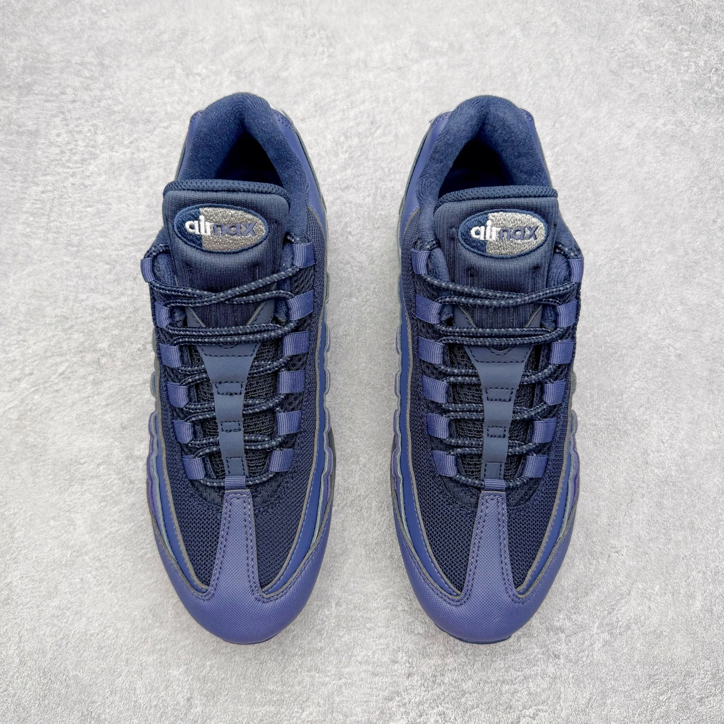 图片[2]-＃KZ神版 NK Air Max 95 OG 舒适百搭耐磨低帮气垫休闲跑步鞋 紫黑 IB1667-500 亲自操刀耗时半年开发 重金购买全套印尼原厂纸板楦头开发 2025官方主推系列 致敬诞生30周年的传奇鞋型 Air Max 95 系列再度重磅复刻归来 以全新配色续写光辉历史 更以现代手法重塑经典 将复古风格与前沿科技完美融合 一比一鞋头弧度高度鞋身弧度 东莞原厂模具大底 一码一模 原厂高韧性Tpu 独家供应45.5 48.5 原厂特供同批次皮料与Zp零色差 原厂特供内外标均可过绿X扫描认证 独家原装Big Bubble气垫 气垫体积更大 提供更强的缓震性能和回弹性 进口玻璃冲刀皮料裁剪零毛边 电脑针车工艺 鞋面不留荧光细节 平台可冲 超高鞋面清洁度 最高QC检验标准 控制溢胶瑕疵 每一双都是工艺品 实拍调校N版已经零色差零失真 百分百还原实物色彩所见即所得 不存在货不对板色差等低级问题 选购参考实物拍摄 不混卖不参货 只用心做好货严格选品 承诺混一赔十 尺码：35.5 36 36.5 37.5 38 38.5 39 40 40.5 41 42 42.5 43 44 44.5 45 45.5 46 47.5 48.5-选品中心