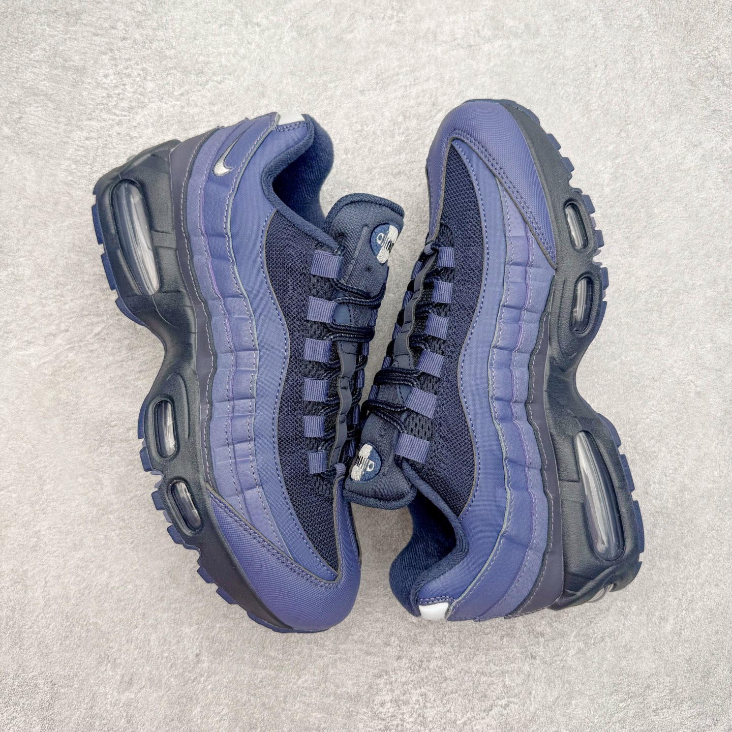 图片[3]-＃KZ神版 NK Air Max 95 OG 舒适百搭耐磨低帮气垫休闲跑步鞋 紫黑 IB1667-500 亲自操刀耗时半年开发 重金购买全套印尼原厂纸板楦头开发 2025官方主推系列 致敬诞生30周年的传奇鞋型 Air Max 95 系列再度重磅复刻归来 以全新配色续写光辉历史 更以现代手法重塑经典 将复古风格与前沿科技完美融合 一比一鞋头弧度高度鞋身弧度 东莞原厂模具大底 一码一模 原厂高韧性Tpu 独家供应45.5 48.5 原厂特供同批次皮料与Zp零色差 原厂特供内外标均可过绿X扫描认证 独家原装Big Bubble气垫 气垫体积更大 提供更强的缓震性能和回弹性 进口玻璃冲刀皮料裁剪零毛边 电脑针车工艺 鞋面不留荧光细节 平台可冲 超高鞋面清洁度 最高QC检验标准 控制溢胶瑕疵 每一双都是工艺品 实拍调校N版已经零色差零失真 百分百还原实物色彩所见即所得 不存在货不对板色差等低级问题 选购参考实物拍摄 不混卖不参货 只用心做好货严格选品 承诺混一赔十 尺码：35.5 36 36.5 37.5 38 38.5 39 40 40.5 41 42 42.5 43 44 44.5 45 45.5 46 47.5 48.5-选品中心