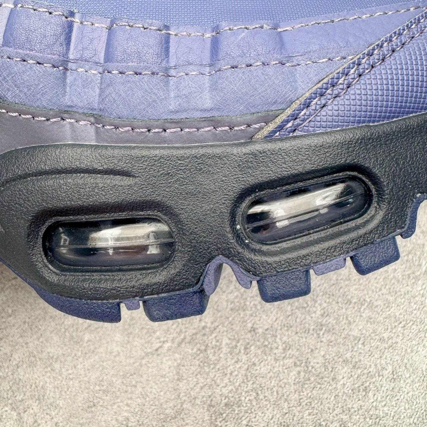 图片[19]-＃KZ神版 NK Air Max 95 OG 舒适百搭耐磨低帮气垫休闲跑步鞋 紫黑 IB1667-500 亲自操刀耗时半年开发 重金购买全套印尼原厂纸板楦头开发 2025官方主推系列 致敬诞生30周年的传奇鞋型 Air Max 95 系列再度重磅复刻归来 以全新配色续写光辉历史 更以现代手法重塑经典 将复古风格与前沿科技完美融合 一比一鞋头弧度高度鞋身弧度 东莞原厂模具大底 一码一模 原厂高韧性Tpu 独家供应45.5 48.5 原厂特供同批次皮料与Zp零色差 原厂特供内外标均可过绿X扫描认证 独家原装Big Bubble气垫 气垫体积更大 提供更强的缓震性能和回弹性 进口玻璃冲刀皮料裁剪零毛边 电脑针车工艺 鞋面不留荧光细节 平台可冲 超高鞋面清洁度 最高QC检验标准 控制溢胶瑕疵 每一双都是工艺品 实拍调校N版已经零色差零失真 百分百还原实物色彩所见即所得 不存在货不对板色差等低级问题 选购参考实物拍摄 不混卖不参货 只用心做好货严格选品 承诺混一赔十 尺码：35.5 36 36.5 37.5 38 38.5 39 40 40.5 41 42 42.5 43 44 44.5 45 45.5 46 47.5 48.5-选品中心