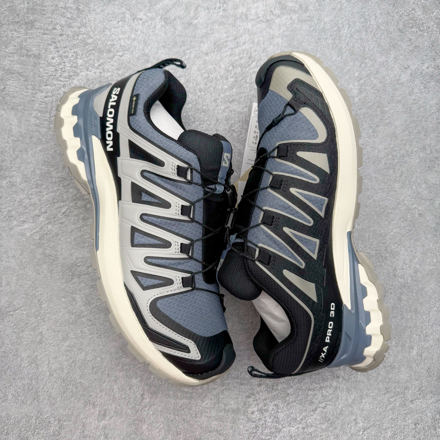 图片[3]-＃原底面 SALOMON XA PRO 3D XA PRO 3D 萨洛蒙舒适百搭舒适百搭减震耐磨透气低帮休闲越野跑步鞋 原厂底面配置 零售平台特供订单 全套原纸板楦头开发 原厂特供网布配套加持 确保原汁原味 完美呈现版型 原档数据独家私模五层组合大底 原装Ortholite轻量化鞋垫 中底布带钢印编号 原厂TPU锁扣 进口港宝加持 后跟自然饱满 还原公司包裹性 鞋面采用SENSIFT贴合技术 全方位贴合包裹脚型 鞋跟部鞋底牵引设计 提供强大的抓地性能 更适应野外崎岖不平的道路 其3D ADVANCED CHASSIS底盘 材料轻量大化 钉齿设计更具稳定性 防护性 鞋底易磨损区运用CONTAGRIP高耐磨材料 应对城市硬质路面长距离跑考验 尺码：36 36.5 37.5 38 38.5 39 40 40.5 41 42 42.5 43 44 44.5 45-选品中心