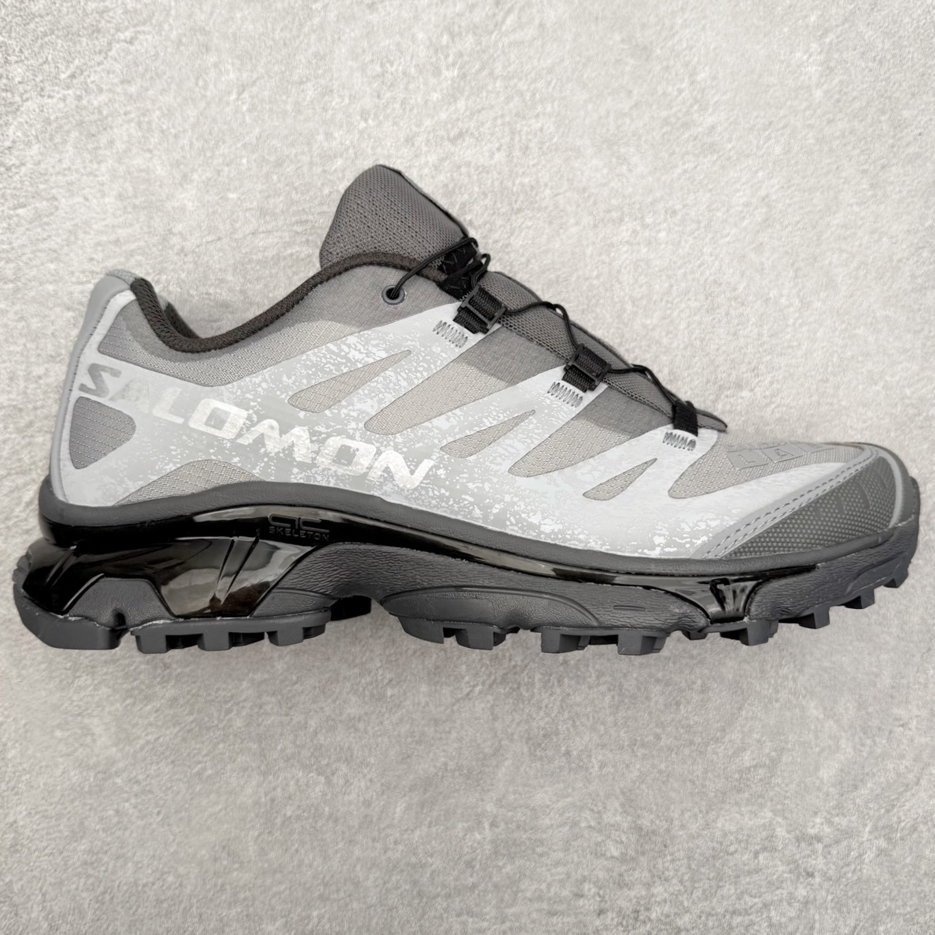 ＃GX/绿X Salomon XT-4 OG Advanced 萨洛蒙系列低帮城市越野机能透气休闲运动鞋 鞋舌处附有迷你网眼袋收纳鞋绳以及下方的多色 Logo 标签 接着搭载奶油色 ACS 技术中底以及金色 TPU 塑料部件提升鞋款耐用性 中底与鞋面之间饰有海蓝色条状细节有效增添鞋款层次 最后应用黑色 Contragrip Chevron 外底完成鞋款设计 这次配色颇为高调 两款配色均以绚丽的渐变设计呈现 一款以粉紫渐变主打 另一款以黄绿渐变呈现 视觉效果相当吸睛 鞋面的使用玻璃纤维覆盖物加固 并通过细绳扣系带系统进行锁定 Salomon 的品牌logo 出现在脚后跟和前掌部位 中底虽然偏薄 但非常耐用 与模压塑料ACS 框架以及致密AC2 Muscle 鞋底单元结合 能够提供出色的支撑力和缓冲性 尺码：36 36.5 37.5 38 38.5 39 40 40.5 41 42 42.5 43 44 44.5 45-选品中心