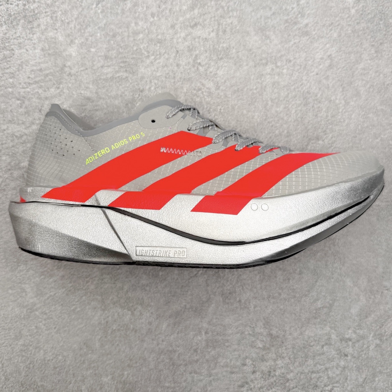 AD Adizero Adios Pro 5 马拉松竞速专业跑鞋 KI8293 CELERMESH针织网面非常轻薄 纤维间的缝隙很大 可以保证跑步时的透气、排汗效果 鞋舌直接与两侧的内衬和鞋底连接在一起 在跑步过程中不会被鞋舌的左右移动所困扰 在标准鞋带孔的基础上再拓宽一组鞋带孔 适合不同脚型的需求 突破性 EnergyRods 技术，有助于跑者实现更好的成绩 中底独特的LIGHTSTRIKE PRO泡棉材质 微弹感觉在跑步过程中给予了良好的支撑体验 对于顶级精英和高水平进阶跑者来说 ADIOS PRO是一双值得信赖的竞速比赛用鞋 尺码：36 36.5 37.5 38 38.5 39 40 40.5 41 42 42.5 43 44 44.5 45-选品中心