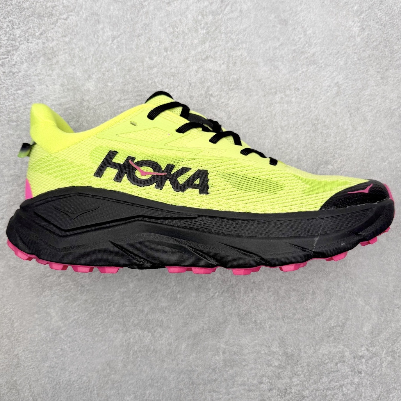 HOKA ONE ONE Challenger ATR 8 挑战者八代轻便耐磨防滑跑步鞋 新一代Challenger泡棉中底减重10% 增加3mm强化缓震、打造Q弹脚感 后跟采用延伸设计 加强跟腱保护、便于穿脱 搭配环保工程网布增加透气、短靴细节防止碎石进入 重新设计的大底以轮胎刻纹为灵感 以更密集的全大底水波刻纹 搭配加大面积的高耐磨橡胶与4mm大刻纹设计 增加整体抓地力与稳定性 尺码：36 36.5 37.5 38 38.5 39 40 40.5 41 42 42.5 43 44 44.5 45-选品中心