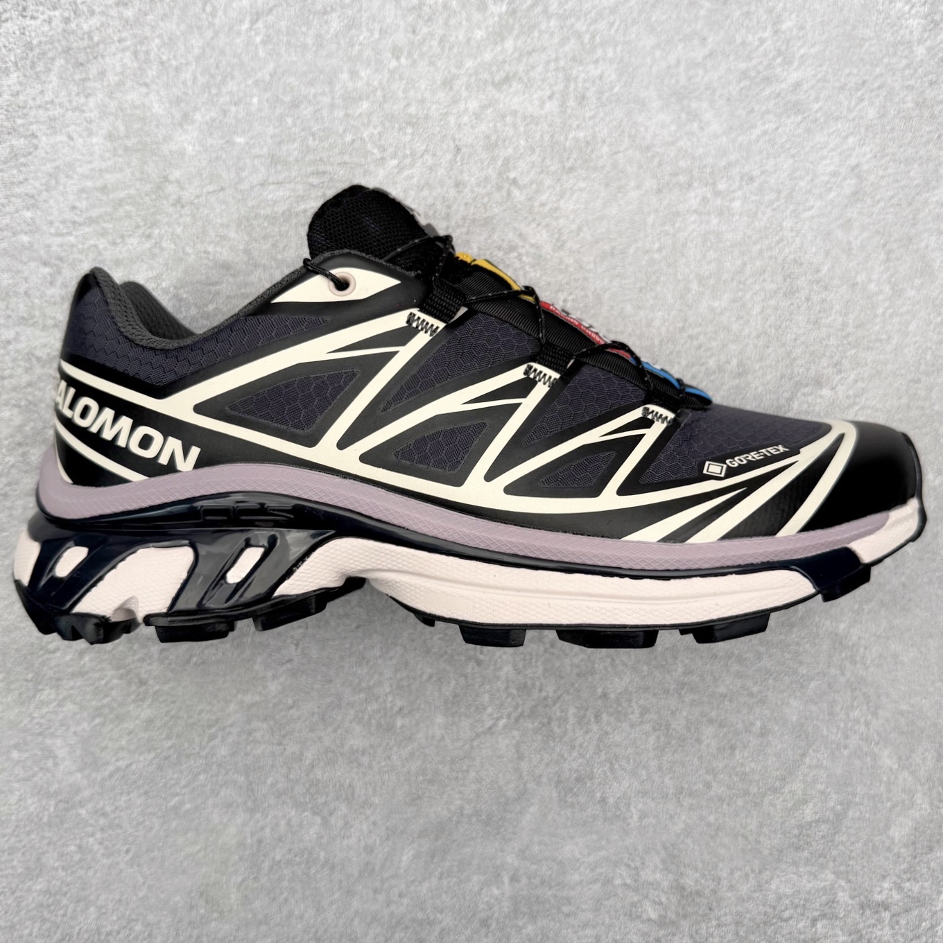 Salomon XT-6 萨洛蒙复古潮流户外机能登山跑鞋 纯原外贸平台特供订单 耗时半年巨作 全套原纸板楦头开发 原厂特供网布配套加持 确保原汁原味 完美呈现版型 原档数据独家私模五层组合大底 男女鞋同步官方开发至46.5 原装Ortholite轻量化鞋垫 中底布带钢印编号 原厂TPU锁扣 进口港宝加持 后跟自然饱满 还原公司包裹性 鞋面以“锯齿”状的包裹系统呈现 在基色底之下加入了各种色点缀 将公司的最新技术和时尚前卫的造型融入耐用的长跑款式中 鞋面由 TPU 薄膜制成 并焊接在高耐磨网眼上 使其既时尚又坚固 由 ACS底盘支撑 可增强稳定性和支撑力 以及由橡胶凸耳 Contragrip外底覆盖的 EVA 缓冲中底 旨在应对崎岖的地形 鞋舌上的彩色Salomon 标签、Quicklace 系统以及鞋头、鞋舌和鞋跟上的附加品牌使细节更加完美 让穿着者可以轻松驾驭户外与通勤下的任何运动生活场景 无缝鞋身户外随意纵横 颜值与脚感兼备 出街通勤 绝对非常吸睛 你值得拥有 尺码：36 36.5 37.5 38 38.5 39 40 40.5 41 42 42.5 43 44 44.5 45 注意：偏小1码-选品中心