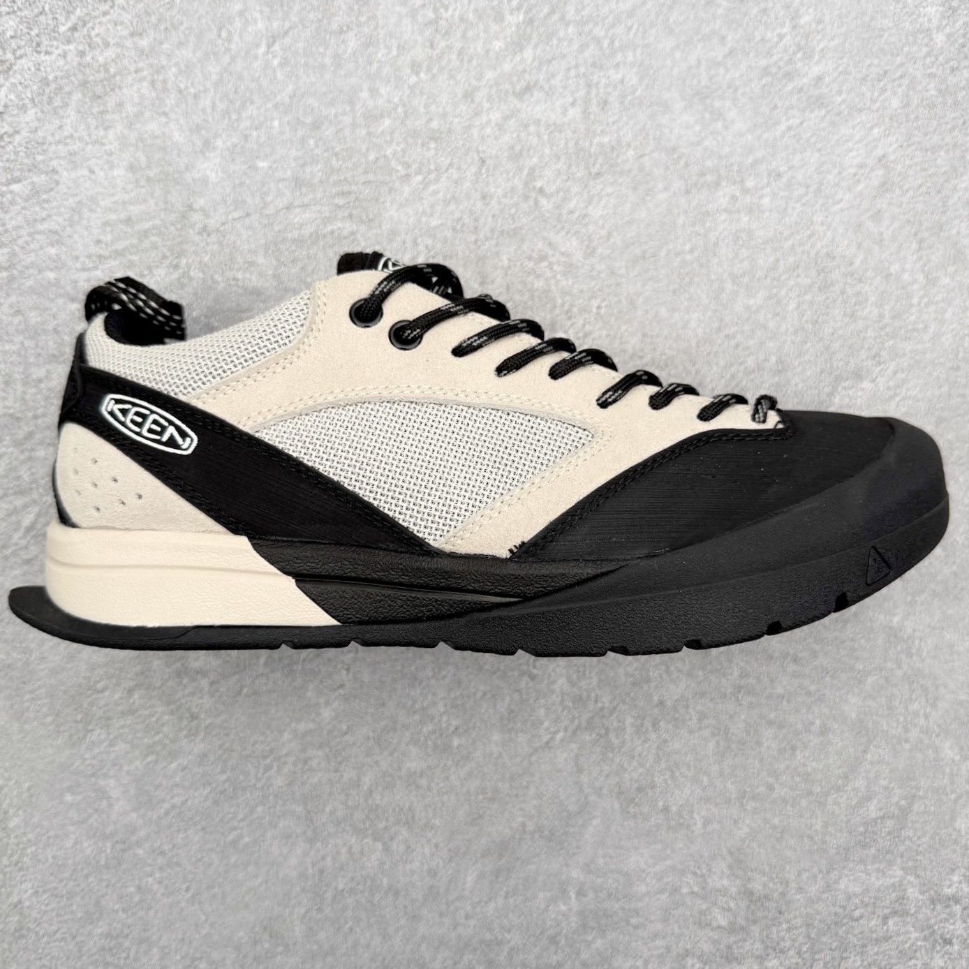 KEEN Jasper 3 科恩网布皮革 经典时尚百搭精致 减震耐磨防水吸汗速干支撑轻便 低帮 户外功能鞋 KEEN诞生于2003年的美国人气户外品牌，以一双“保护脚趾”且能涉足水域的户外凉鞋NEWPORT诞生为契机，开启原创制鞋之路。KEEN相信，天空之下即是户外，因为户外不一定是极具挑战性的独自冒险，也可以是与朋友、家人和宠物一同分享外面的世界。同时，KEEN从诞生之初便始终贯彻环保制鞋的理念，不断创造出优秀的原创奇履。脚踏实地，致力向善。我们想和世界产生更多交集为世界减少更多负担，和你趣户外、趣做自己、趣环保让地球和生活都变得更美好。实拍调校N版已经零色差零失真 百分百还原实物色彩所见即所得 不存在货不对板色差等低级问题 选购参考实物拍摄 不混卖不参货 只用心做好货严格选品 承诺混一赔十 尺码：36 36.5 37.5 38 38.5 39 40 40.5 41 42 42.5 43 44 44.5 45-选品中心