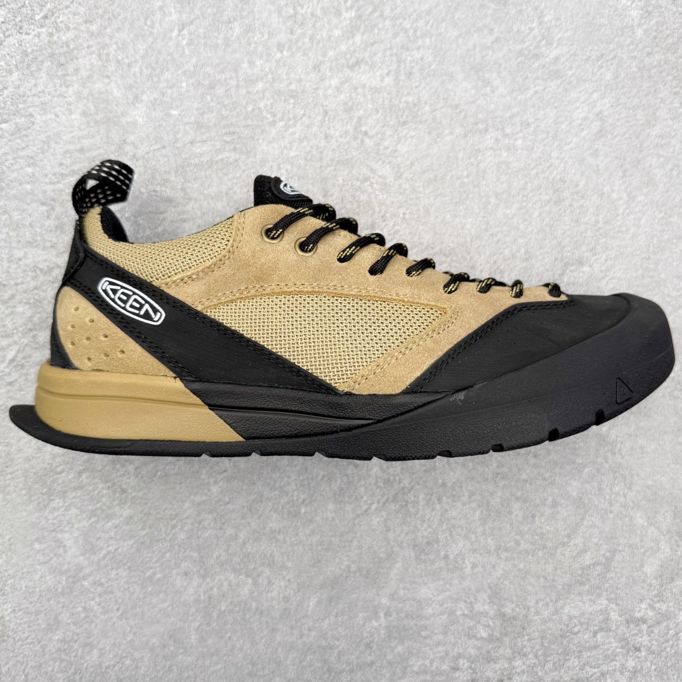 KEEN Jasper 3 科恩网布皮革 经典时尚百搭精致 减震耐磨防水吸汗速干支撑轻便 低帮 户外功能鞋 KEEN诞生于2003年的美国人气户外品牌，以一双“保护脚趾”且能涉足水域的户外凉鞋NEWPORT诞生为契机，开启原创制鞋之路。KEEN相信，天空之下即是户外，因为户外不一定是极具挑战性的独自冒险，也可以是与朋友、家人和宠物一同分享外面的世界。同时，KEEN从诞生之初便始终贯彻环保制鞋的理念，不断创造出优秀的原创奇履。脚踏实地，致力向善。我们想和世界产生更多交集为世界减少更多负担，和你趣户外、趣做自己、趣环保让地球和生活都变得更美好。实拍调校N版已经零色差零失真 百分百还原实物色彩所见即所得 不存在货不对板色差等低级问题 选购参考实物拍摄 不混卖不参货 只用心做好货严格选品 承诺混一赔十 尺码：36 36.5 37.5 38 38.5 39 40 40.5 41 42 42.5 43 44 44.5 45-选品中心