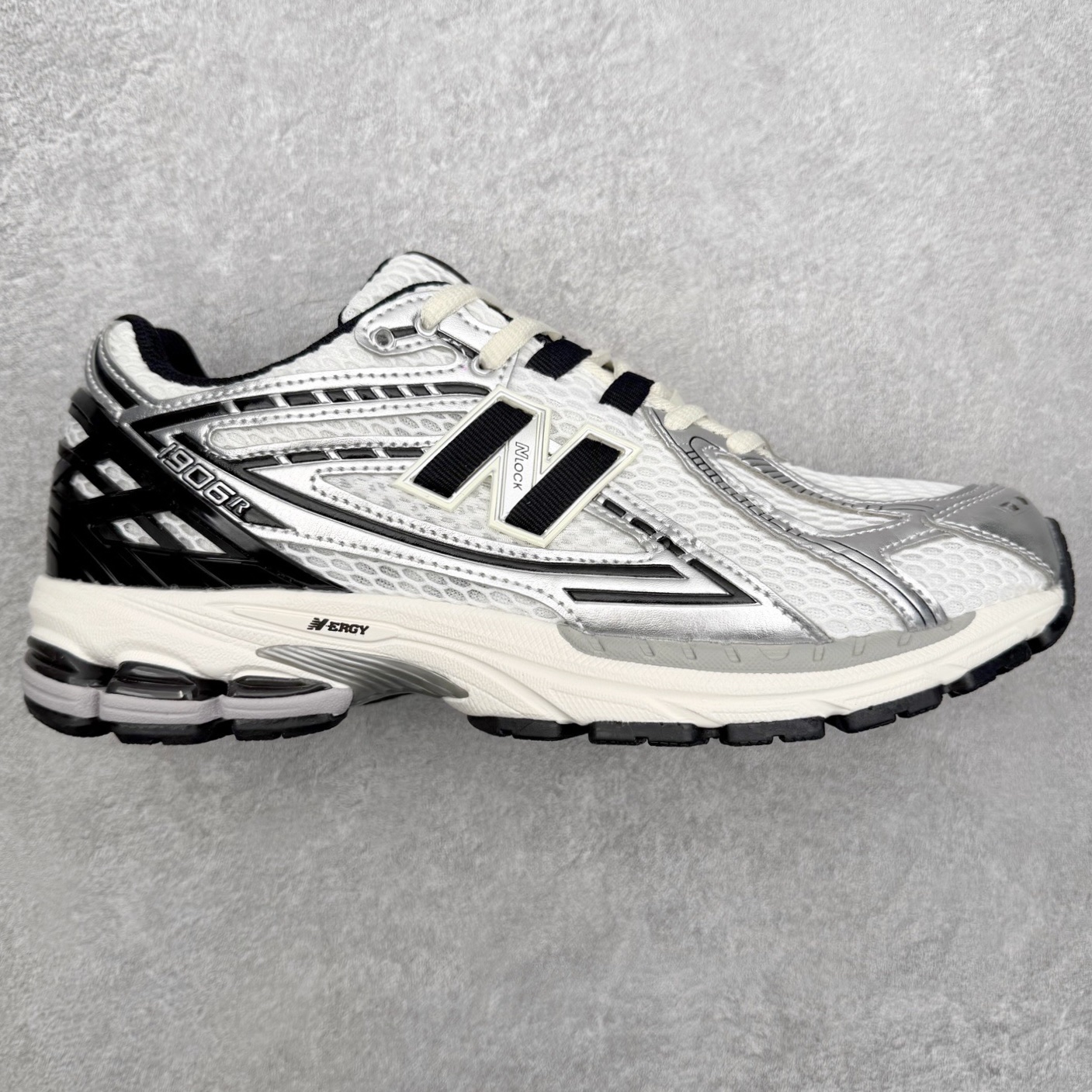 New Balance M1906R NB新百伦系列复古老爹风休闲运动慢跑鞋 日韩出口特供订单 全网最全配色 配套商长期套现长期补货 全新货品 正常出厂触屏不到的单价 超级跑量款 全套原楦原纸板原厂数据开发 进口三明治网面 原装进口翻毛皮料正确绒感卡色 正确中底拉帮中底网布细节 采用轻质牛剖革拼接透气网眼衬垫织物鞋面材质 T-Beam大底提供足步弓支撑 保持步态稳定 后跟搭载外露缓震胶 鞋身整体以各种深浅不一的灰色覆盖 鞋头以淡蓝色调装饰 网眼衬垫通过不规律的色块实现做旧的美感 泛黄的鞋底更是进一步增添了复古气息 尺码：36 37 37.5 38 38.5 39.5 40 40.5 41.5 42 42.5 43 44 45-选品中心