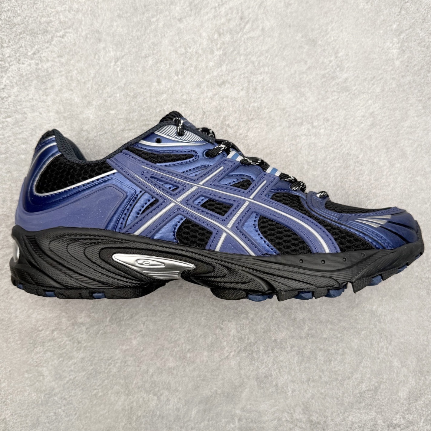 ASICS Gel-Kahana TR Nexus 先锋潮流复古回潮 未来主义 舒适通勤增高百搭低帮生活休闲鞋 男女同款 ASICS（亚瑟士）是日本实业家鬼冢喜八郎创立的跑鞋运动品牌，名字想法源自著名的拉丁谚语“AnimaSana In Corpore Sano”，意为“健全的精神寓于强健的体魄”。正如其名字的含义，ASICS亚瑟士一直坚信保持身体的健康与活力是打造健康快乐的生活方式的最佳途径。亚瑟士的跑鞋、篮球鞋等系列集专业与美貌于一身，拥有极高的热度。2016年，ASICS在“2016年日本最佳全球品牌”排行榜名列第17名。尺码：36 37 37.5 38 39 39.5 40 40.5 41.5 42 42.5 43.5 44 45-选品中心