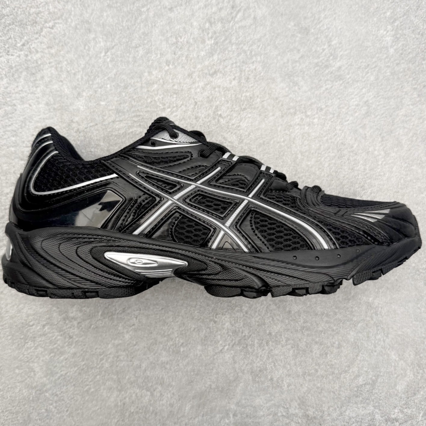 ASICS Gel-Kahana TR Nexus 先锋潮流复古回潮 未来主义 舒适通勤增高百搭低帮生活休闲鞋 男女同款 ASICS（亚瑟士）是日本实业家鬼冢喜八郎创立的跑鞋运动品牌，名字想法源自著名的拉丁谚语“AnimaSana In Corpore Sano”，意为“健全的精神寓于强健的体魄”。正如其名字的含义，ASICS亚瑟士一直坚信保持身体的健康与活力是打造健康快乐的生活方式的最佳途径。亚瑟士的跑鞋、篮球鞋等系列集专业与美貌于一身，拥有极高的热度。2016年，ASICS在“2016年日本最佳全球品牌”排行榜名列第17名。尺码：36 37 37.5 38 39 39.5 40 40.5 41.5 42 42.5 43.5 44 45-选品中心