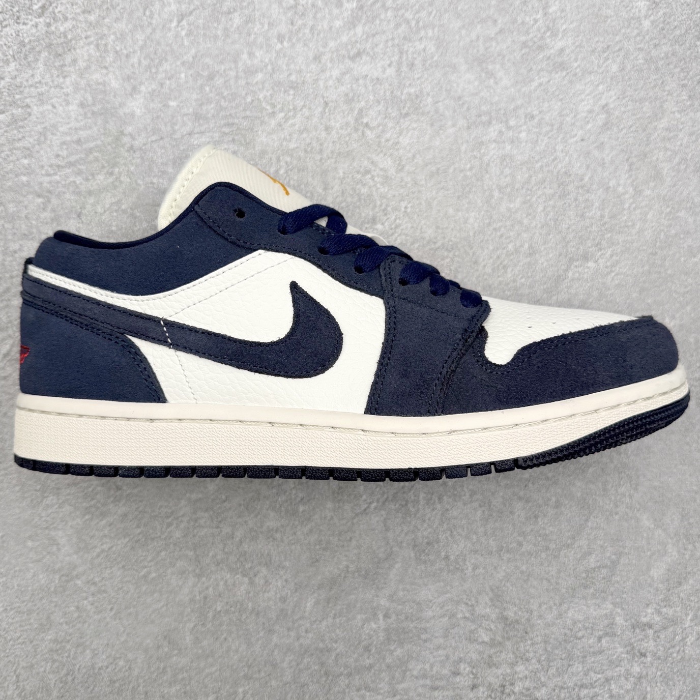＃K版 Air Jordan AJ1 Low 低帮 IO7448-400全新流水线出品 DT版本唯一平替选择 市场第二梯队最强版 全部原鞋开发 原楦原纸板开发 全鞋电脑针车 原厂内置全掌气垫 原盒内在原标 唯一Zp原版鞋带绑法 免检产品 全新2022版型 全头层皮料 完美零毛边处理 原厂配置全掌气垫 价格定位良心 几十个配色陆续出货 实拍调校N版已经零色差零失真 百分百还原实物色彩所见即所得 不存在货不对板色差等低级问题 选购参考实物拍摄 不混卖不参货 只用心做好货严格选品 承诺混一赔十 尺码：36 36.5 37.5 38 38.5 39 40 40.5 41 42 42.5 43 44 44.5 45-选品中心