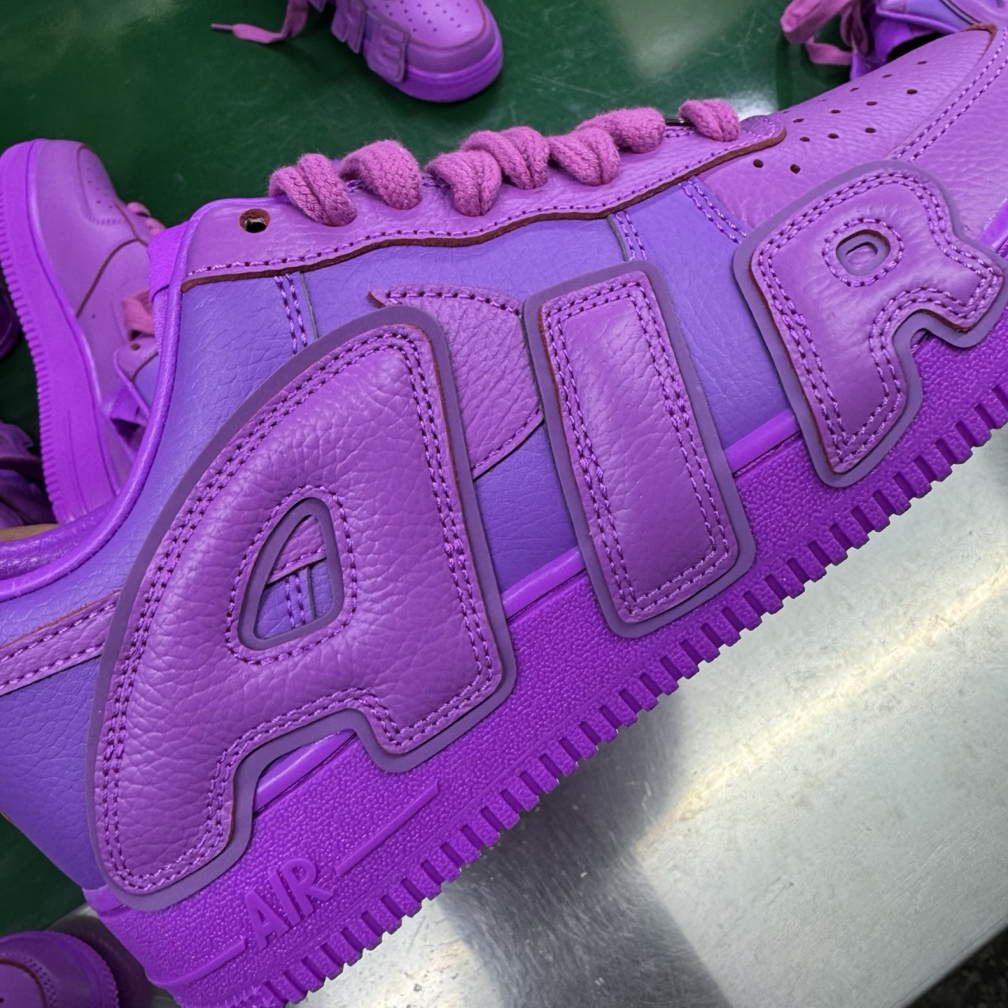 图片[11]-＃SF外贸特供 CPFM x NK Air Force 1 07 Low 空军一号系列低帮经典百搭休闲运动板鞋 联名补丁字母 紫红 FQ7069-500 原厂特供同批次皮料与Zp零色差 原厂特供内外标均可过绿X扫描认证 独家私模2025全新鱼鳞纹大底 咬花纹路更加清晰 全新排版鞋头倒置五角星 五角星对比旧版老版本 间距放大 星星缩小 全套官方原配件 防尘布袋 全鞋电脑针车 工整有序 视觉效果满分 原厂拉帮手法 标准四线 密度针距针孔大小控制到位 原装反口里网布海绵 正确卡色网眼大小 新版鞋撑改用纸团代替 原厂港宝加持完美还原灵魂版型 从里到外百分百还原 内置Sole气垫 中底白色背胶 已经无限的接近公司 原厂楦头 原厂刺绣 后跟弧度完美 刷胶工序 同步原厂手法 线上全程关灯只用紫光灯根据划线刷胶水 严格把控溢胶及成型品控 独家私模最大开发到48.5 注意防尘袋配件丢失退货扣20 尺码：35.5 36 36.5 37.5 38 38.5 39 40 40.5 41 42 42.5 43 44 44.5 45 46 47.5 48.5-选品中心