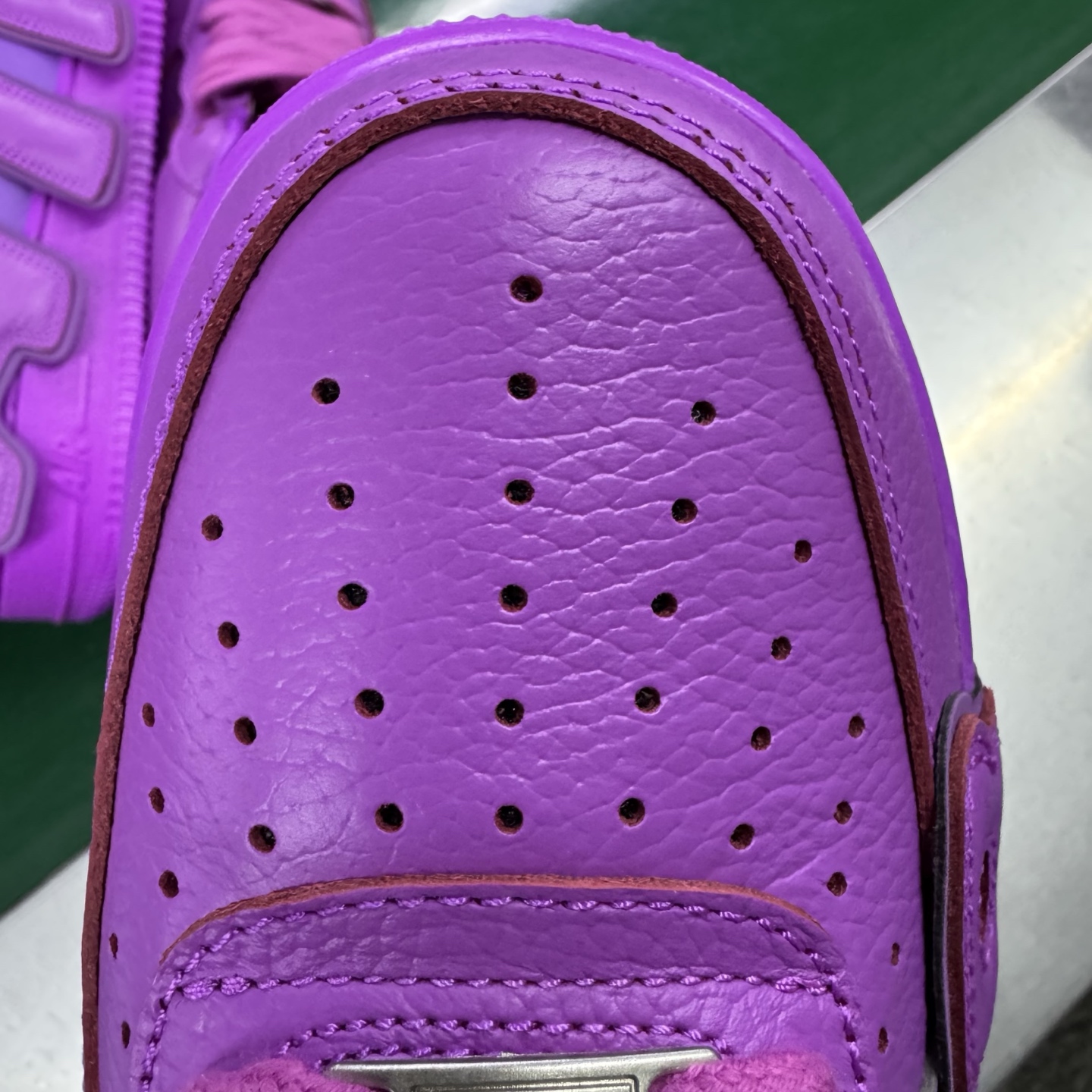 图片[12]-＃SF外贸特供 CPFM x NK Air Force 1 07 Low 空军一号系列低帮经典百搭休闲运动板鞋 联名补丁字母 紫红 FQ7069-500 原厂特供同批次皮料与Zp零色差 原厂特供内外标均可过绿X扫描认证 独家私模2025全新鱼鳞纹大底 咬花纹路更加清晰 全新排版鞋头倒置五角星 五角星对比旧版老版本 间距放大 星星缩小 全套官方原配件 防尘布袋 全鞋电脑针车 工整有序 视觉效果满分 原厂拉帮手法 标准四线 密度针距针孔大小控制到位 原装反口里网布海绵 正确卡色网眼大小 新版鞋撑改用纸团代替 原厂港宝加持完美还原灵魂版型 从里到外百分百还原 内置Sole气垫 中底白色背胶 已经无限的接近公司 原厂楦头 原厂刺绣 后跟弧度完美 刷胶工序 同步原厂手法 线上全程关灯只用紫光灯根据划线刷胶水 严格把控溢胶及成型品控 独家私模最大开发到48.5 注意防尘袋配件丢失退货扣20 尺码：35.5 36 36.5 37.5 38 38.5 39 40 40.5 41 42 42.5 43 44 44.5 45 46 47.5 48.5-选品中心