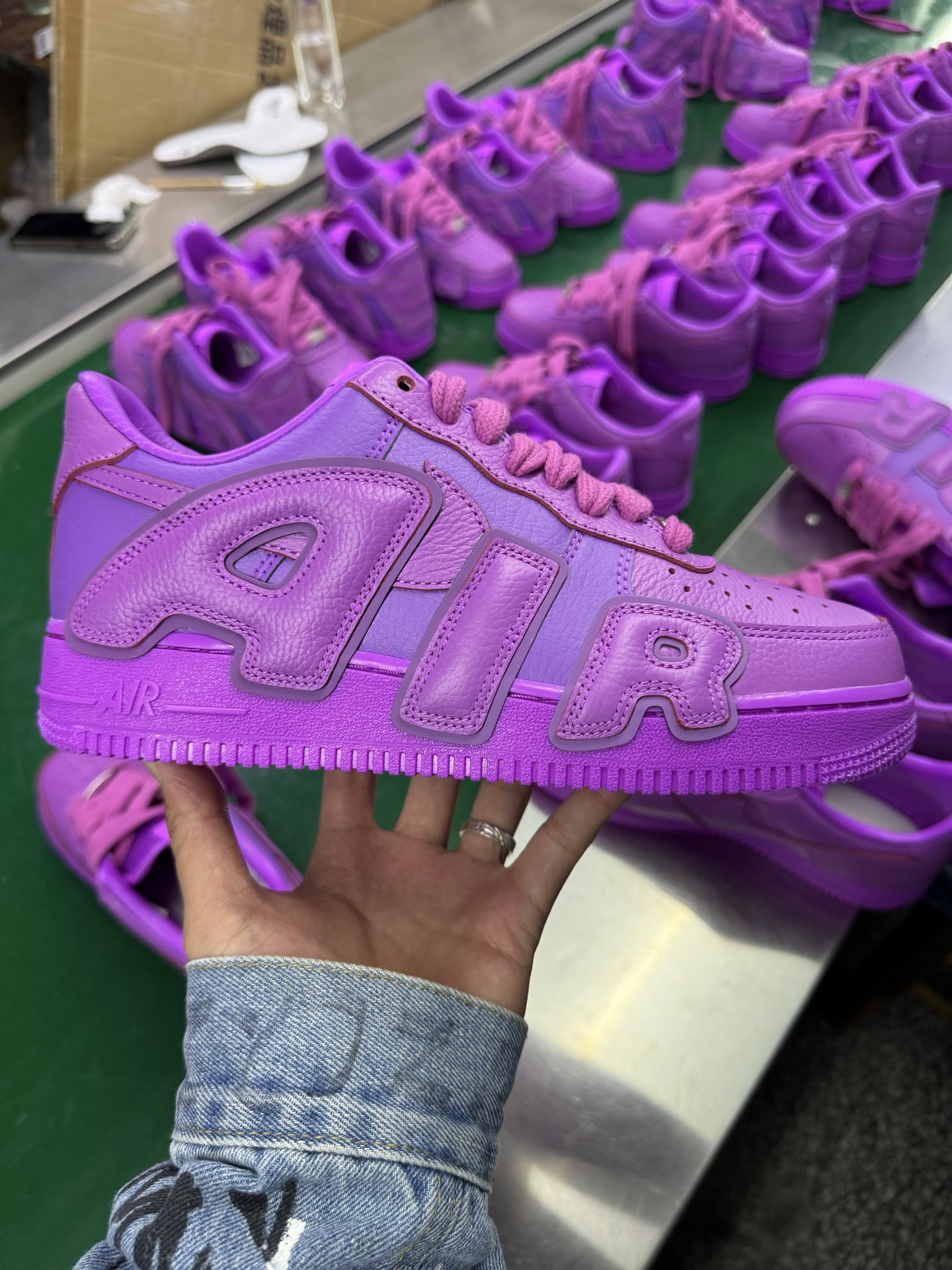 ＃SF外贸特供 CPFM x NK Air Force 1 07 Low 空军一号系列低帮经典百搭休闲运动板鞋 联名补丁字母 紫红 FQ7069-500 原厂特供同批次皮料与Zp零色差 原厂特供内外标均可过绿X扫描认证 独家私模2025全新鱼鳞纹大底 咬花纹路更加清晰 全新排版鞋头倒置五角星 五角星对比旧版老版本 间距放大 星星缩小 全套官方原配件 防尘布袋 全鞋电脑针车 工整有序 视觉效果满分 原厂拉帮手法 标准四线 密度针距针孔大小控制到位 原装反口里网布海绵 正确卡色网眼大小 新版鞋撑改用纸团代替 原厂港宝加持完美还原灵魂版型 从里到外百分百还原 内置Sole气垫 中底白色背胶 已经无限的接近公司 原厂楦头 原厂刺绣 后跟弧度完美 刷胶工序 同步原厂手法 线上全程关灯只用紫光灯根据划线刷胶水 严格把控溢胶及成型品控 独家私模最大开发到48.5 注意防尘袋配件丢失退货扣20 尺码：35.5 36 36.5 37.5 38 38.5 39 40 40.5 41 42 42.5 43 44 44.5 45 46 47.5 48.5-选品中心