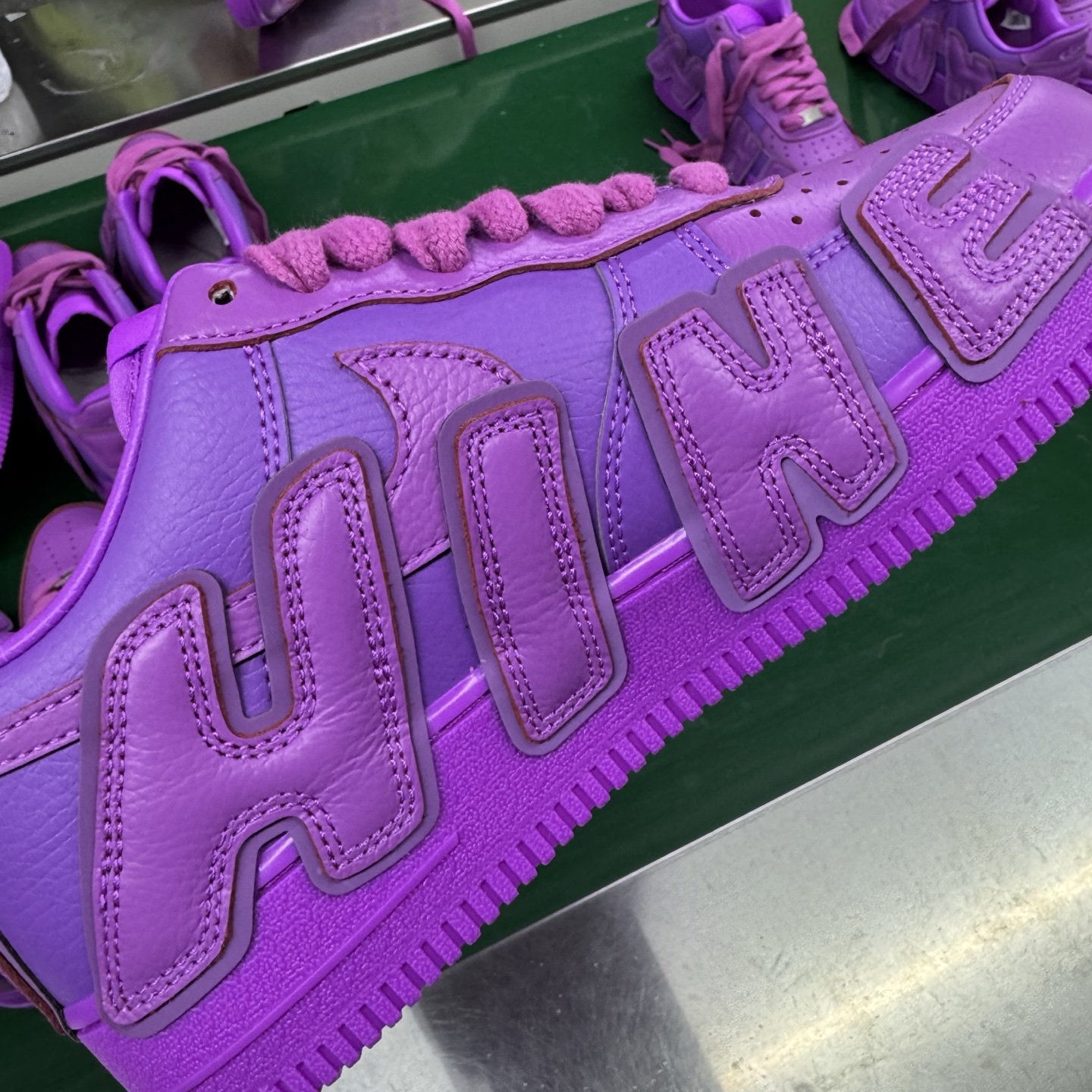 图片[17]-＃SF外贸特供 CPFM x NK Air Force 1 07 Low 空军一号系列低帮经典百搭休闲运动板鞋 联名补丁字母 紫红 FQ7069-500 原厂特供同批次皮料与Zp零色差 原厂特供内外标均可过绿X扫描认证 独家私模2025全新鱼鳞纹大底 咬花纹路更加清晰 全新排版鞋头倒置五角星 五角星对比旧版老版本 间距放大 星星缩小 全套官方原配件 防尘布袋 全鞋电脑针车 工整有序 视觉效果满分 原厂拉帮手法 标准四线 密度针距针孔大小控制到位 原装反口里网布海绵 正确卡色网眼大小 新版鞋撑改用纸团代替 原厂港宝加持完美还原灵魂版型 从里到外百分百还原 内置Sole气垫 中底白色背胶 已经无限的接近公司 原厂楦头 原厂刺绣 后跟弧度完美 刷胶工序 同步原厂手法 线上全程关灯只用紫光灯根据划线刷胶水 严格把控溢胶及成型品控 独家私模最大开发到48.5 注意防尘袋配件丢失退货扣20 尺码：35.5 36 36.5 37.5 38 38.5 39 40 40.5 41 42 42.5 43 44 44.5 45 46 47.5 48.5-选品中心