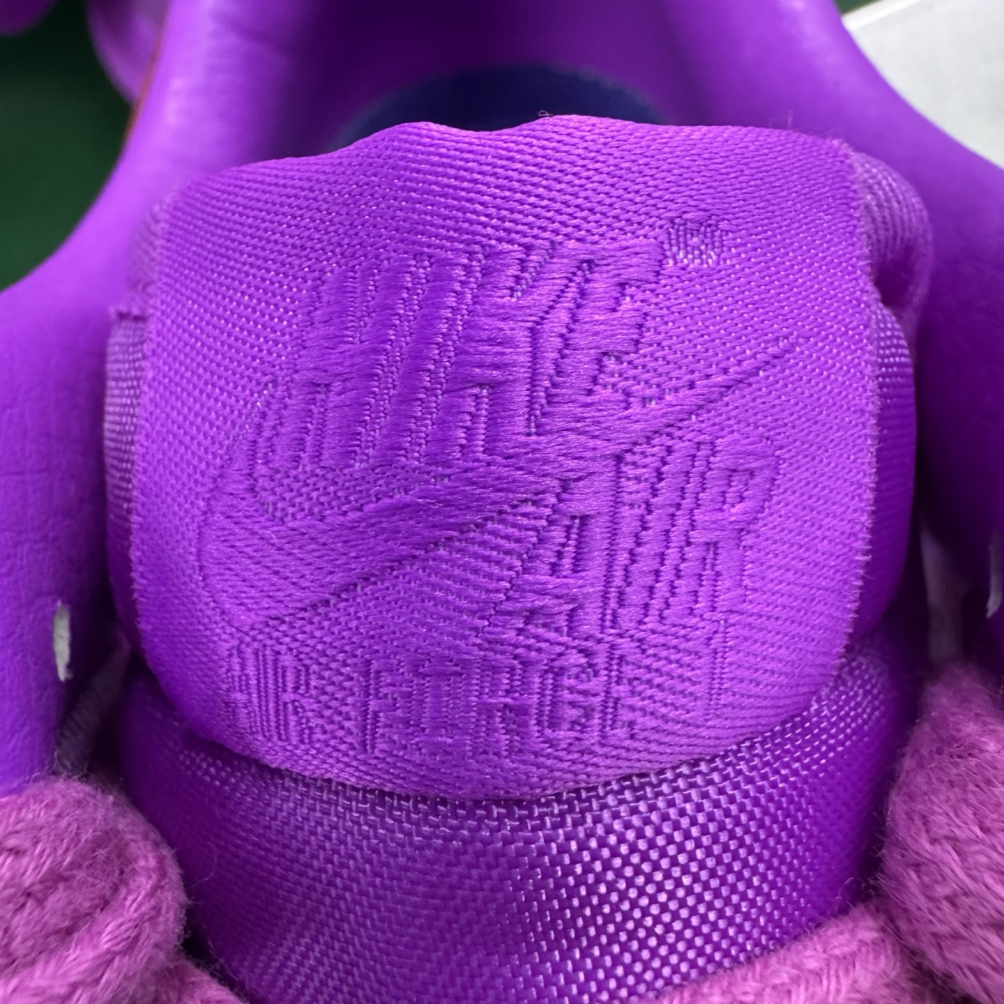 图片[13]-＃SF外贸特供 CPFM x NK Air Force 1 07 Low 空军一号系列低帮经典百搭休闲运动板鞋 联名补丁字母 紫红 FQ7069-500 原厂特供同批次皮料与Zp零色差 原厂特供内外标均可过绿X扫描认证 独家私模2025全新鱼鳞纹大底 咬花纹路更加清晰 全新排版鞋头倒置五角星 五角星对比旧版老版本 间距放大 星星缩小 全套官方原配件 防尘布袋 全鞋电脑针车 工整有序 视觉效果满分 原厂拉帮手法 标准四线 密度针距针孔大小控制到位 原装反口里网布海绵 正确卡色网眼大小 新版鞋撑改用纸团代替 原厂港宝加持完美还原灵魂版型 从里到外百分百还原 内置Sole气垫 中底白色背胶 已经无限的接近公司 原厂楦头 原厂刺绣 后跟弧度完美 刷胶工序 同步原厂手法 线上全程关灯只用紫光灯根据划线刷胶水 严格把控溢胶及成型品控 独家私模最大开发到48.5 注意防尘袋配件丢失退货扣20 尺码：35.5 36 36.5 37.5 38 38.5 39 40 40.5 41 42 42.5 43 44 44.5 45 46 47.5 48.5-选品中心