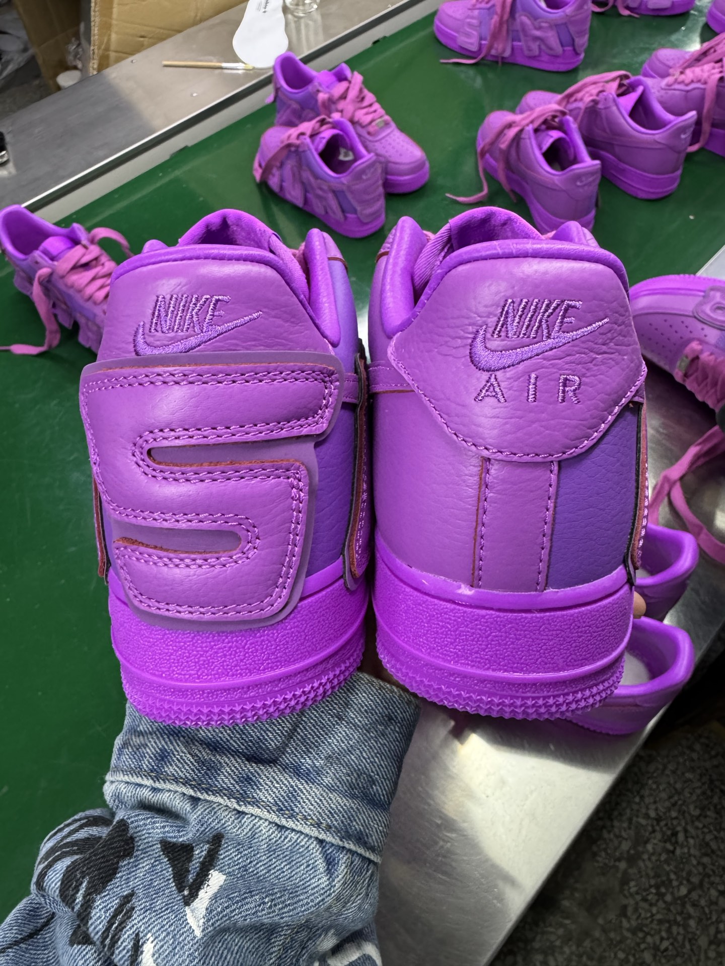 图片[8]-＃SF外贸特供 CPFM x NK Air Force 1 07 Low 空军一号系列低帮经典百搭休闲运动板鞋 联名补丁字母 紫红 FQ7069-500 原厂特供同批次皮料与Zp零色差 原厂特供内外标均可过绿X扫描认证 独家私模2025全新鱼鳞纹大底 咬花纹路更加清晰 全新排版鞋头倒置五角星 五角星对比旧版老版本 间距放大 星星缩小 全套官方原配件 防尘布袋 全鞋电脑针车 工整有序 视觉效果满分 原厂拉帮手法 标准四线 密度针距针孔大小控制到位 原装反口里网布海绵 正确卡色网眼大小 新版鞋撑改用纸团代替 原厂港宝加持完美还原灵魂版型 从里到外百分百还原 内置Sole气垫 中底白色背胶 已经无限的接近公司 原厂楦头 原厂刺绣 后跟弧度完美 刷胶工序 同步原厂手法 线上全程关灯只用紫光灯根据划线刷胶水 严格把控溢胶及成型品控 独家私模最大开发到48.5 注意防尘袋配件丢失退货扣20 尺码：35.5 36 36.5 37.5 38 38.5 39 40 40.5 41 42 42.5 43 44 44.5 45 46 47.5 48.5-选品中心