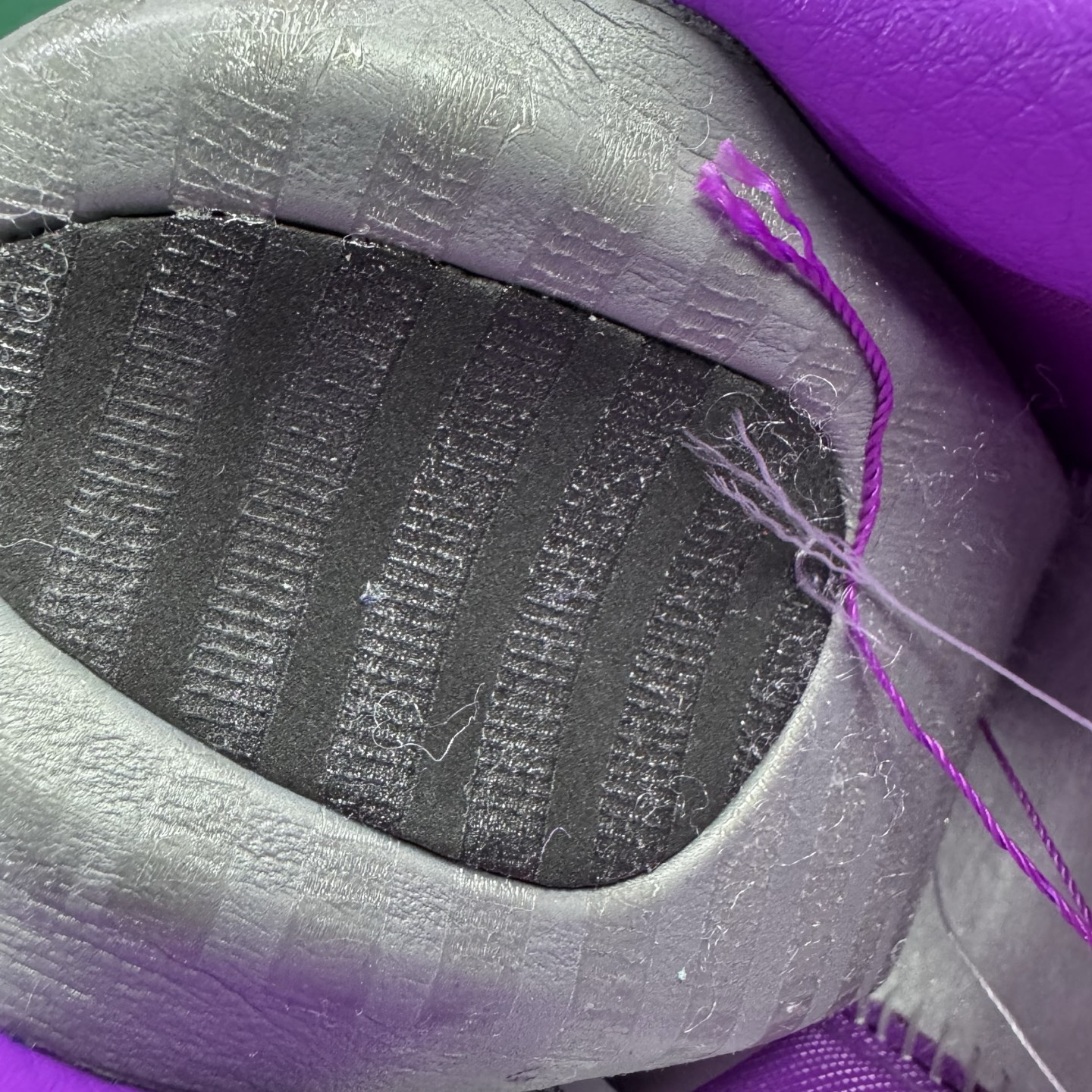 图片[16]-＃SF外贸特供 CPFM x NK Air Force 1 07 Low 空军一号系列低帮经典百搭休闲运动板鞋 联名补丁字母 紫红 FQ7069-500 原厂特供同批次皮料与Zp零色差 原厂特供内外标均可过绿X扫描认证 独家私模2025全新鱼鳞纹大底 咬花纹路更加清晰 全新排版鞋头倒置五角星 五角星对比旧版老版本 间距放大 星星缩小 全套官方原配件 防尘布袋 全鞋电脑针车 工整有序 视觉效果满分 原厂拉帮手法 标准四线 密度针距针孔大小控制到位 原装反口里网布海绵 正确卡色网眼大小 新版鞋撑改用纸团代替 原厂港宝加持完美还原灵魂版型 从里到外百分百还原 内置Sole气垫 中底白色背胶 已经无限的接近公司 原厂楦头 原厂刺绣 后跟弧度完美 刷胶工序 同步原厂手法 线上全程关灯只用紫光灯根据划线刷胶水 严格把控溢胶及成型品控 独家私模最大开发到48.5 注意防尘袋配件丢失退货扣20 尺码：35.5 36 36.5 37.5 38 38.5 39 40 40.5 41 42 42.5 43 44 44.5 45 46 47.5 48.5-选品中心