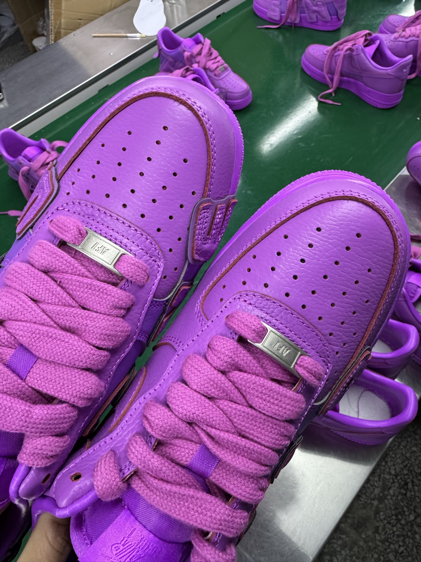 图片[6]-＃SF外贸特供 CPFM x NK Air Force 1 07 Low 空军一号系列低帮经典百搭休闲运动板鞋 联名补丁字母 紫红 FQ7069-500 原厂特供同批次皮料与Zp零色差 原厂特供内外标均可过绿X扫描认证 独家私模2025全新鱼鳞纹大底 咬花纹路更加清晰 全新排版鞋头倒置五角星 五角星对比旧版老版本 间距放大 星星缩小 全套官方原配件 防尘布袋 全鞋电脑针车 工整有序 视觉效果满分 原厂拉帮手法 标准四线 密度针距针孔大小控制到位 原装反口里网布海绵 正确卡色网眼大小 新版鞋撑改用纸团代替 原厂港宝加持完美还原灵魂版型 从里到外百分百还原 内置Sole气垫 中底白色背胶 已经无限的接近公司 原厂楦头 原厂刺绣 后跟弧度完美 刷胶工序 同步原厂手法 线上全程关灯只用紫光灯根据划线刷胶水 严格把控溢胶及成型品控 独家私模最大开发到48.5 注意防尘袋配件丢失退货扣20 尺码：35.5 36 36.5 37.5 38 38.5 39 40 40.5 41 42 42.5 43 44 44.5 45 46 47.5 48.5-选品中心