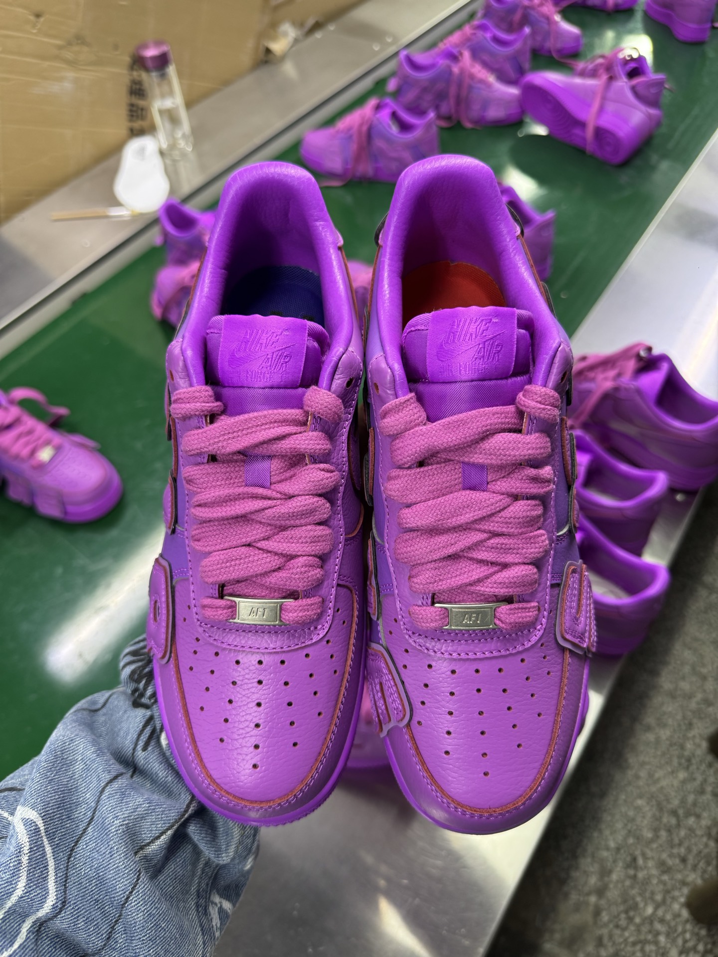 图片[2]-＃SF外贸特供 CPFM x NK Air Force 1 07 Low 空军一号系列低帮经典百搭休闲运动板鞋 联名补丁字母 紫红 FQ7069-500 原厂特供同批次皮料与Zp零色差 原厂特供内外标均可过绿X扫描认证 独家私模2025全新鱼鳞纹大底 咬花纹路更加清晰 全新排版鞋头倒置五角星 五角星对比旧版老版本 间距放大 星星缩小 全套官方原配件 防尘布袋 全鞋电脑针车 工整有序 视觉效果满分 原厂拉帮手法 标准四线 密度针距针孔大小控制到位 原装反口里网布海绵 正确卡色网眼大小 新版鞋撑改用纸团代替 原厂港宝加持完美还原灵魂版型 从里到外百分百还原 内置Sole气垫 中底白色背胶 已经无限的接近公司 原厂楦头 原厂刺绣 后跟弧度完美 刷胶工序 同步原厂手法 线上全程关灯只用紫光灯根据划线刷胶水 严格把控溢胶及成型品控 独家私模最大开发到48.5 注意防尘袋配件丢失退货扣20 尺码：35.5 36 36.5 37.5 38 38.5 39 40 40.5 41 42 42.5 43 44 44.5 45 46 47.5 48.5-选品中心