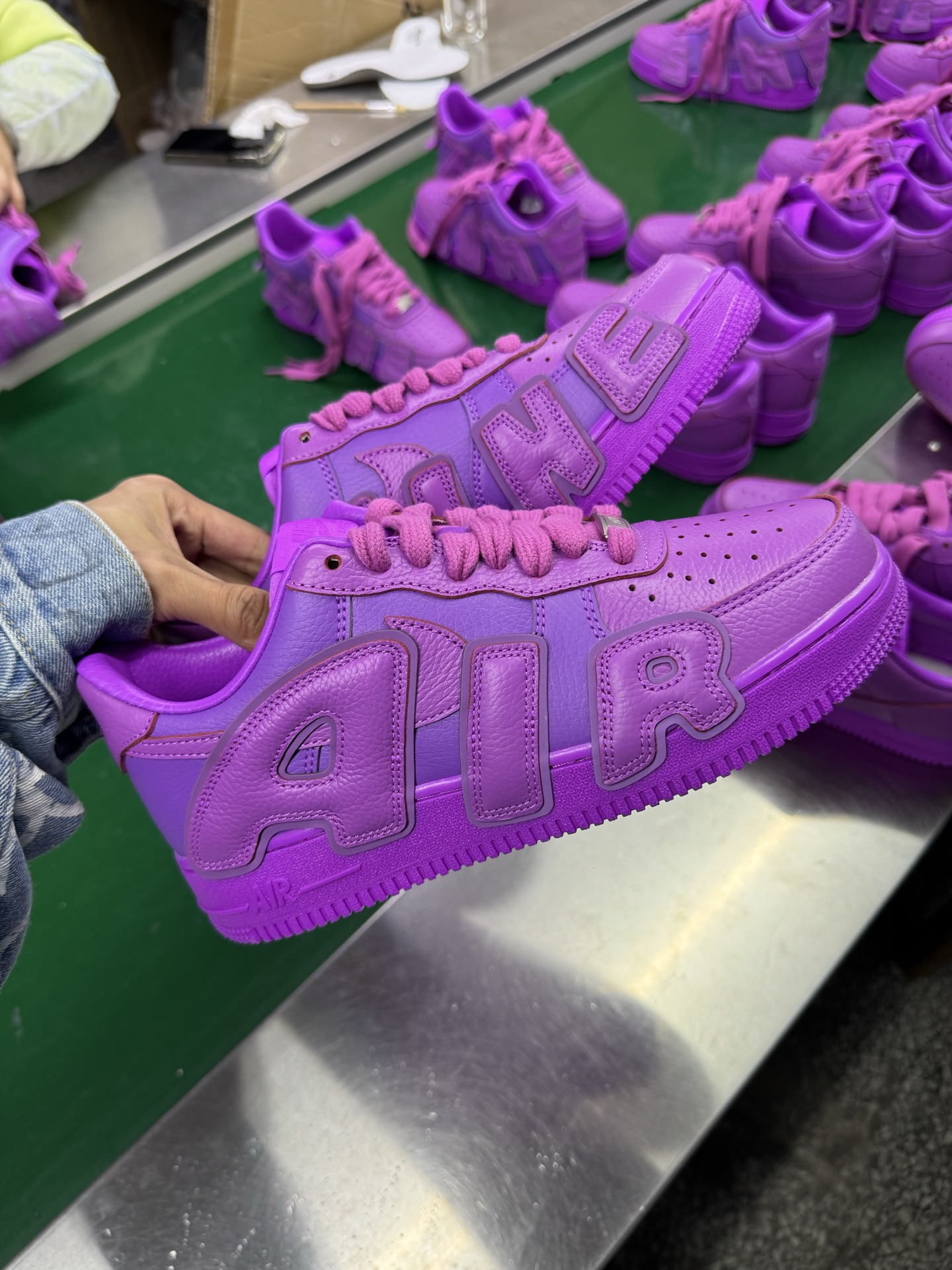 图片[3]-＃SF外贸特供 CPFM x NK Air Force 1 07 Low 空军一号系列低帮经典百搭休闲运动板鞋 联名补丁字母 紫红 FQ7069-500 原厂特供同批次皮料与Zp零色差 原厂特供内外标均可过绿X扫描认证 独家私模2025全新鱼鳞纹大底 咬花纹路更加清晰 全新排版鞋头倒置五角星 五角星对比旧版老版本 间距放大 星星缩小 全套官方原配件 防尘布袋 全鞋电脑针车 工整有序 视觉效果满分 原厂拉帮手法 标准四线 密度针距针孔大小控制到位 原装反口里网布海绵 正确卡色网眼大小 新版鞋撑改用纸团代替 原厂港宝加持完美还原灵魂版型 从里到外百分百还原 内置Sole气垫 中底白色背胶 已经无限的接近公司 原厂楦头 原厂刺绣 后跟弧度完美 刷胶工序 同步原厂手法 线上全程关灯只用紫光灯根据划线刷胶水 严格把控溢胶及成型品控 独家私模最大开发到48.5 注意防尘袋配件丢失退货扣20 尺码：35.5 36 36.5 37.5 38 38.5 39 40 40.5 41 42 42.5 43 44 44.5 45 46 47.5 48.5-选品中心