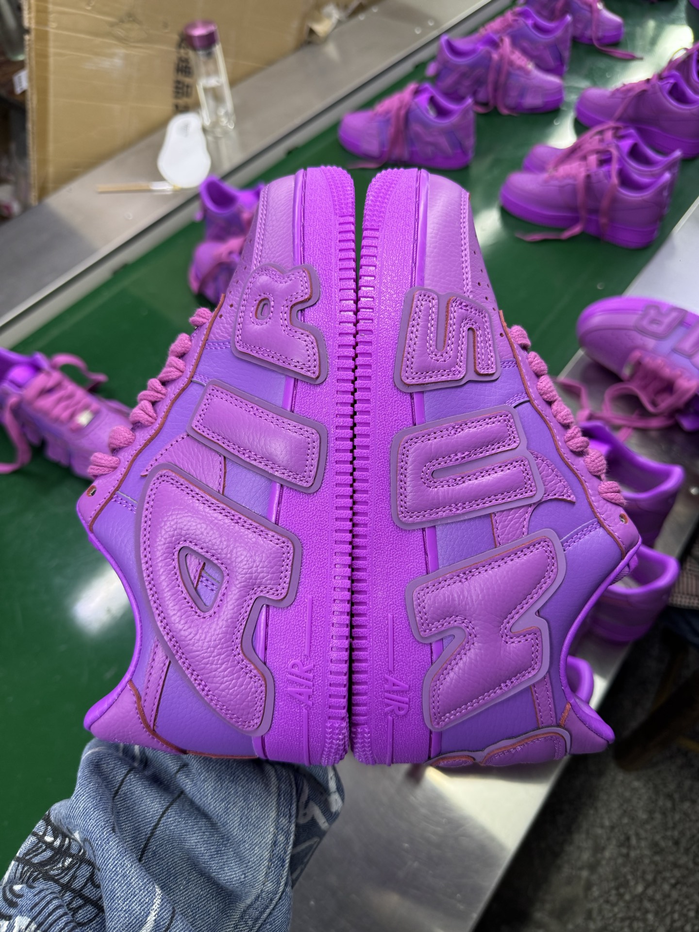 图片[4]-＃SF外贸特供 CPFM x NK Air Force 1 07 Low 空军一号系列低帮经典百搭休闲运动板鞋 联名补丁字母 紫红 FQ7069-500 原厂特供同批次皮料与Zp零色差 原厂特供内外标均可过绿X扫描认证 独家私模2025全新鱼鳞纹大底 咬花纹路更加清晰 全新排版鞋头倒置五角星 五角星对比旧版老版本 间距放大 星星缩小 全套官方原配件 防尘布袋 全鞋电脑针车 工整有序 视觉效果满分 原厂拉帮手法 标准四线 密度针距针孔大小控制到位 原装反口里网布海绵 正确卡色网眼大小 新版鞋撑改用纸团代替 原厂港宝加持完美还原灵魂版型 从里到外百分百还原 内置Sole气垫 中底白色背胶 已经无限的接近公司 原厂楦头 原厂刺绣 后跟弧度完美 刷胶工序 同步原厂手法 线上全程关灯只用紫光灯根据划线刷胶水 严格把控溢胶及成型品控 独家私模最大开发到48.5 注意防尘袋配件丢失退货扣20 尺码：35.5 36 36.5 37.5 38 38.5 39 40 40.5 41 42 42.5 43 44 44.5 45 46 47.5 48.5-选品中心