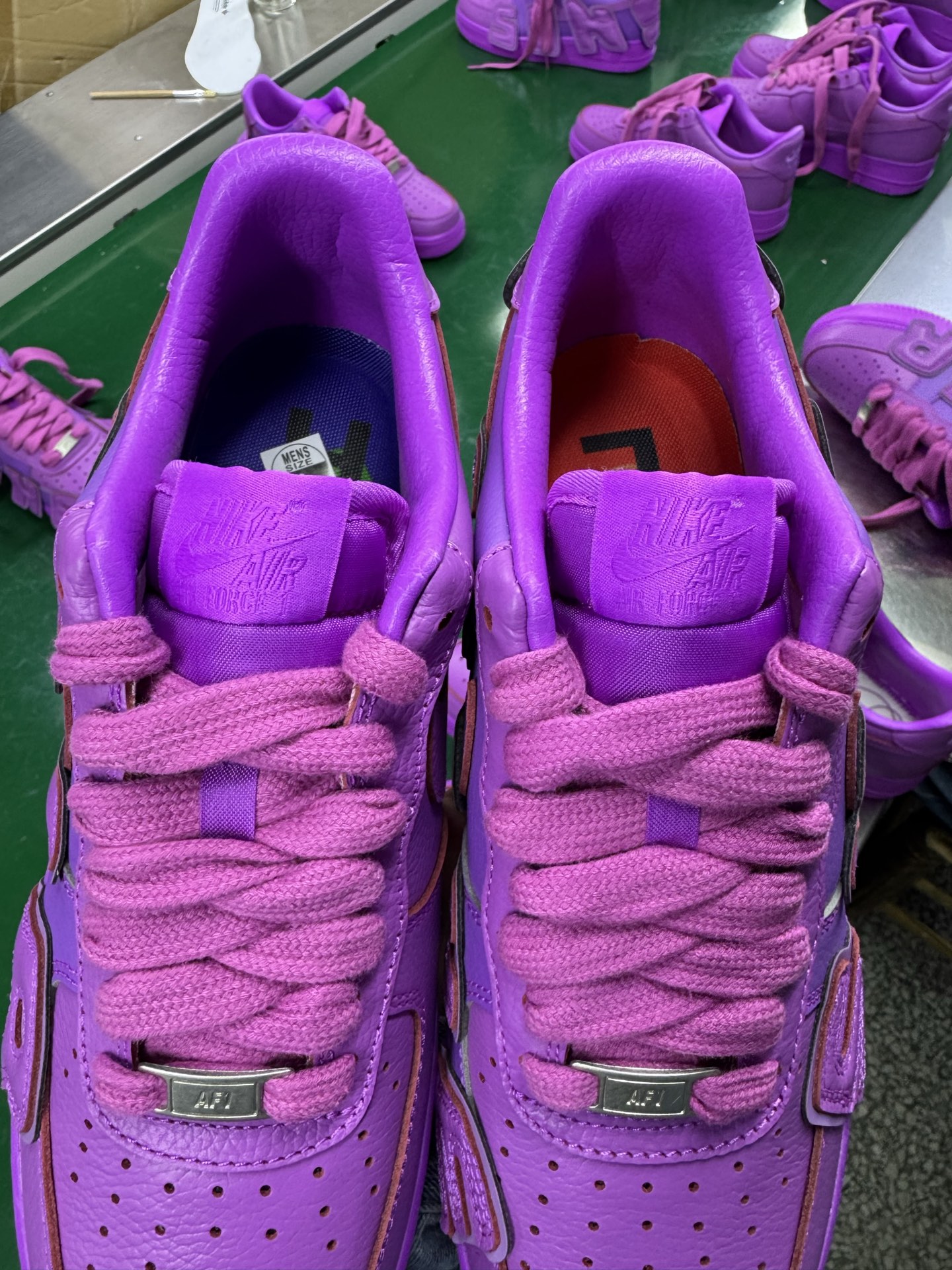 图片[7]-＃SF外贸特供 CPFM x NK Air Force 1 07 Low 空军一号系列低帮经典百搭休闲运动板鞋 联名补丁字母 紫红 FQ7069-500 原厂特供同批次皮料与Zp零色差 原厂特供内外标均可过绿X扫描认证 独家私模2025全新鱼鳞纹大底 咬花纹路更加清晰 全新排版鞋头倒置五角星 五角星对比旧版老版本 间距放大 星星缩小 全套官方原配件 防尘布袋 全鞋电脑针车 工整有序 视觉效果满分 原厂拉帮手法 标准四线 密度针距针孔大小控制到位 原装反口里网布海绵 正确卡色网眼大小 新版鞋撑改用纸团代替 原厂港宝加持完美还原灵魂版型 从里到外百分百还原 内置Sole气垫 中底白色背胶 已经无限的接近公司 原厂楦头 原厂刺绣 后跟弧度完美 刷胶工序 同步原厂手法 线上全程关灯只用紫光灯根据划线刷胶水 严格把控溢胶及成型品控 独家私模最大开发到48.5 注意防尘袋配件丢失退货扣20 尺码：35.5 36 36.5 37.5 38 38.5 39 40 40.5 41 42 42.5 43 44 44.5 45 46 47.5 48.5-选品中心