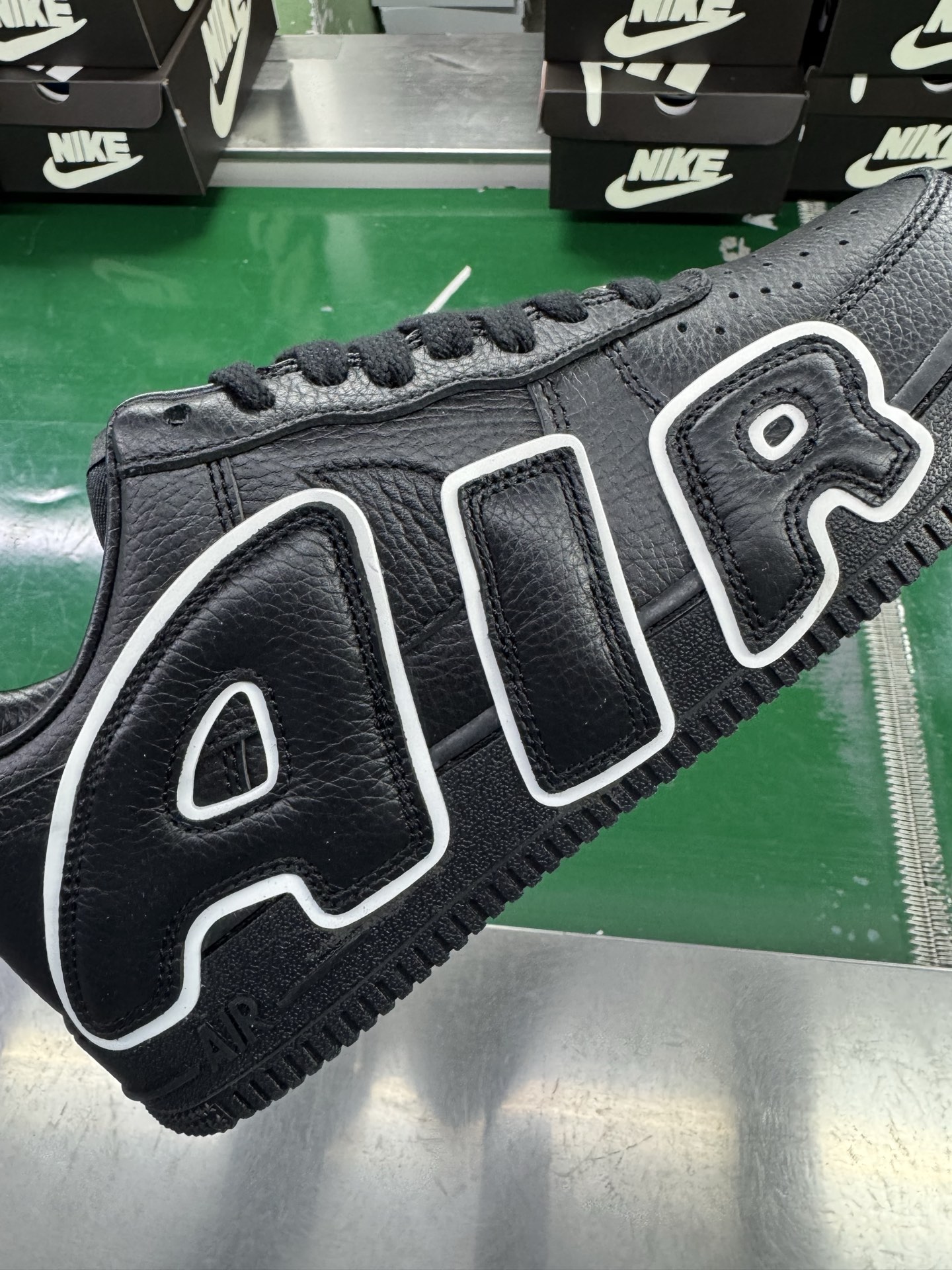 图片[10]-＃SF外贸特供 CPFM x NK Air Force 1 07 Low 空军一号系列低帮经典百搭休闲运动板鞋 联名补丁字母 黑白 HJ8463-007 原厂特供同批次皮料与Zp零色差 原厂特供内外标均可过绿X扫描认证 独家私模2025全新鱼鳞纹大底 咬花纹路更加清晰 全新排版鞋头倒置五角星 五角星对比旧版老版本 间距放大 星星缩小 全套官方原配件 防尘布袋 全鞋电脑针车 工整有序 视觉效果满分 原厂拉帮手法 标准四线 密度针距针孔大小控制到位 原装反口里网布海绵 正确卡色网眼大小 新版鞋撑改用纸团代替 原厂港宝加持完美还原灵魂版型 从里到外百分百还原 内置Sole气垫 中底白色背胶 已经无限的接近公司 原厂楦头 原厂刺绣 后跟弧度完美 刷胶工序 同步原厂手法 线上全程关灯只用紫光灯根据划线刷胶水 严格把控溢胶及成型品控 独家私模最大开发到48.5 注意防尘袋配件丢失退货扣20 尺码：35.5 36 36.5 37.5 38 38.5 39 40 40.5 41 42 42.5 43 44 44.5 45 46 47.5 48.5-选品中心