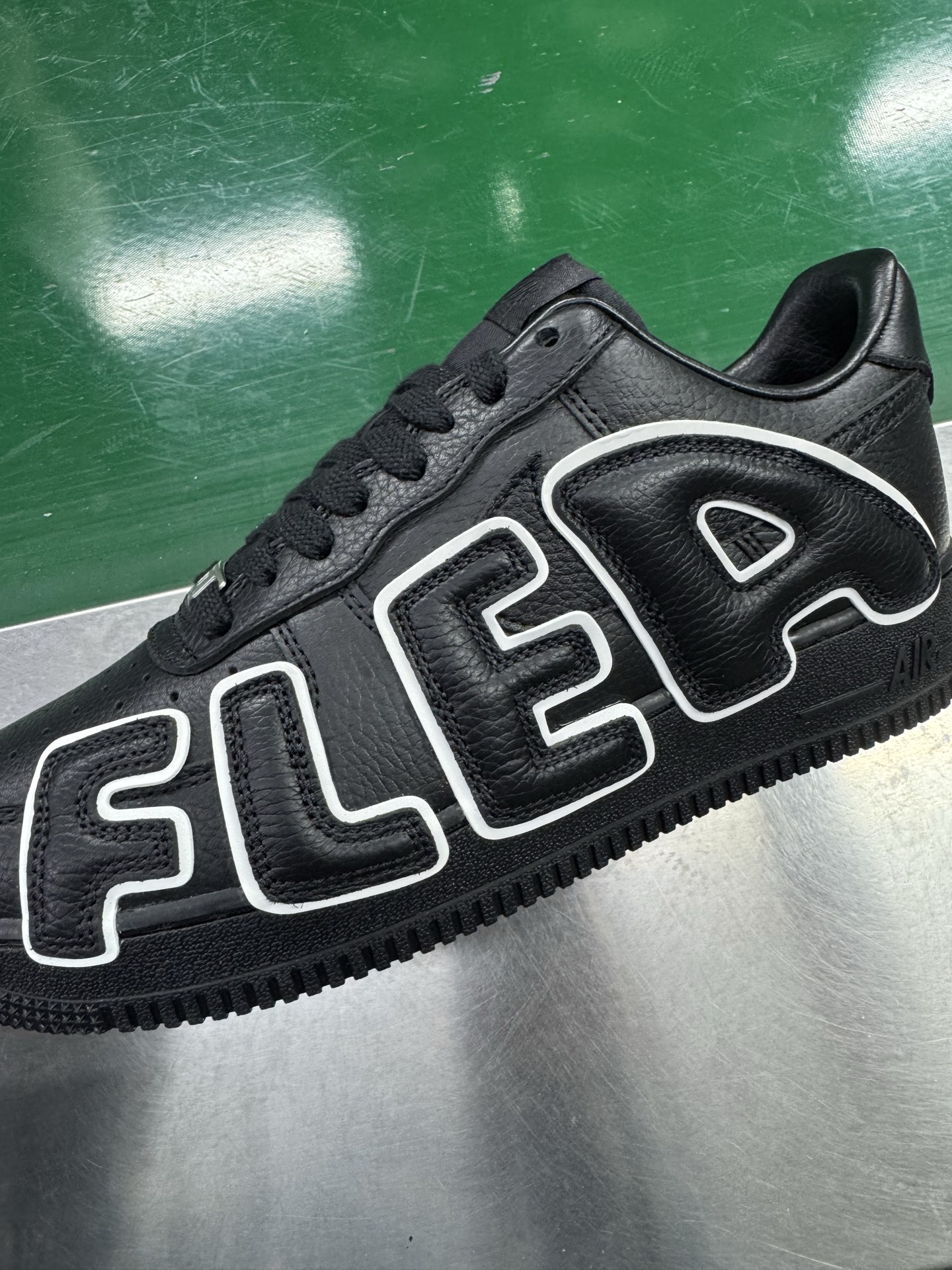 图片[11]-＃SF外贸特供 CPFM x NK Air Force 1 07 Low 空军一号系列低帮经典百搭休闲运动板鞋 联名补丁字母 黑白 HJ8463-007 原厂特供同批次皮料与Zp零色差 原厂特供内外标均可过绿X扫描认证 独家私模2025全新鱼鳞纹大底 咬花纹路更加清晰 全新排版鞋头倒置五角星 五角星对比旧版老版本 间距放大 星星缩小 全套官方原配件 防尘布袋 全鞋电脑针车 工整有序 视觉效果满分 原厂拉帮手法 标准四线 密度针距针孔大小控制到位 原装反口里网布海绵 正确卡色网眼大小 新版鞋撑改用纸团代替 原厂港宝加持完美还原灵魂版型 从里到外百分百还原 内置Sole气垫 中底白色背胶 已经无限的接近公司 原厂楦头 原厂刺绣 后跟弧度完美 刷胶工序 同步原厂手法 线上全程关灯只用紫光灯根据划线刷胶水 严格把控溢胶及成型品控 独家私模最大开发到48.5 注意防尘袋配件丢失退货扣20 尺码：35.5 36 36.5 37.5 38 38.5 39 40 40.5 41 42 42.5 43 44 44.5 45 46 47.5 48.5-选品中心