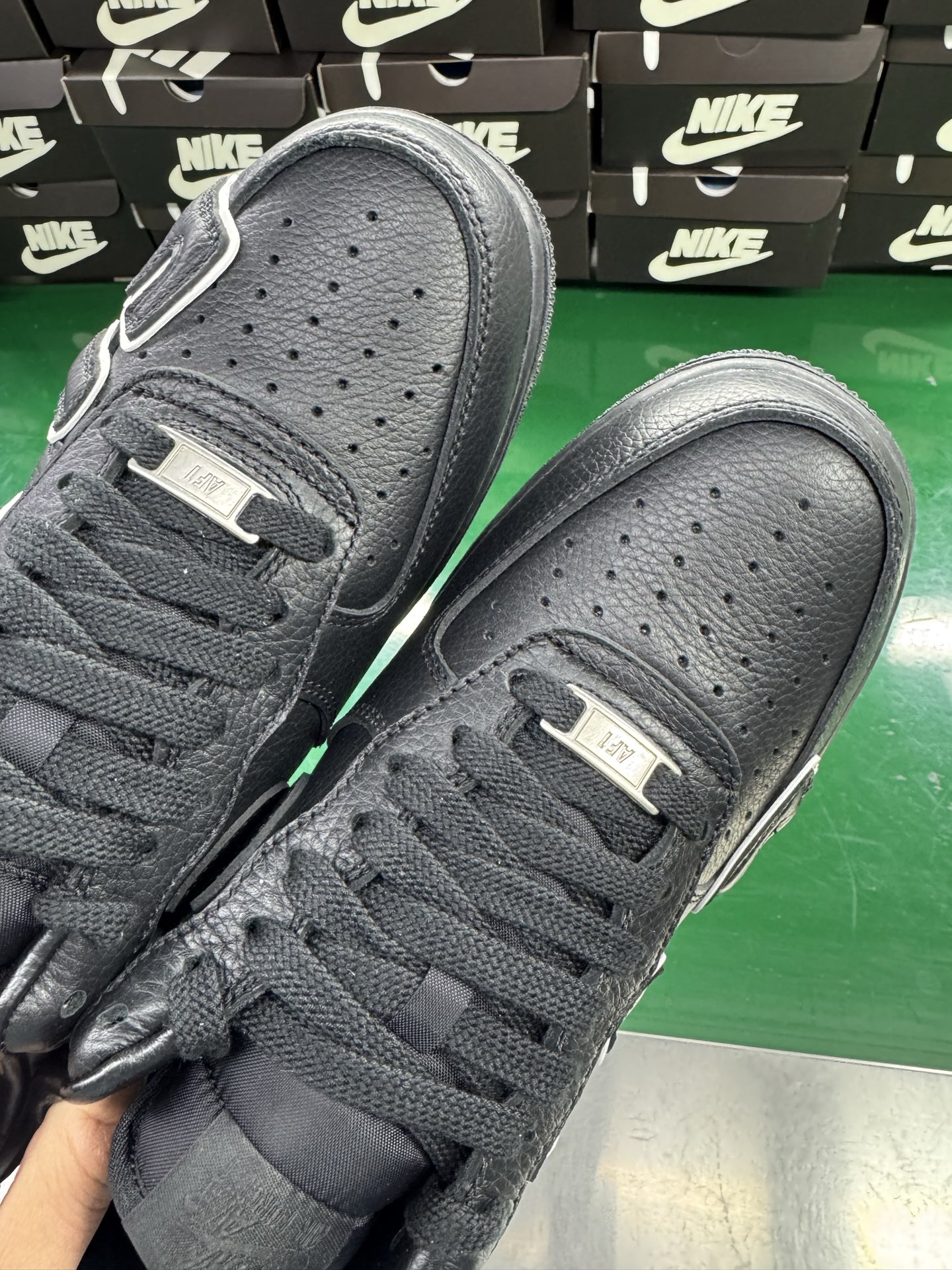 图片[6]-＃SF外贸特供 CPFM x NK Air Force 1 07 Low 空军一号系列低帮经典百搭休闲运动板鞋 联名补丁字母 黑白 HJ8463-007 原厂特供同批次皮料与Zp零色差 原厂特供内外标均可过绿X扫描认证 独家私模2025全新鱼鳞纹大底 咬花纹路更加清晰 全新排版鞋头倒置五角星 五角星对比旧版老版本 间距放大 星星缩小 全套官方原配件 防尘布袋 全鞋电脑针车 工整有序 视觉效果满分 原厂拉帮手法 标准四线 密度针距针孔大小控制到位 原装反口里网布海绵 正确卡色网眼大小 新版鞋撑改用纸团代替 原厂港宝加持完美还原灵魂版型 从里到外百分百还原 内置Sole气垫 中底白色背胶 已经无限的接近公司 原厂楦头 原厂刺绣 后跟弧度完美 刷胶工序 同步原厂手法 线上全程关灯只用紫光灯根据划线刷胶水 严格把控溢胶及成型品控 独家私模最大开发到48.5 注意防尘袋配件丢失退货扣20 尺码：35.5 36 36.5 37.5 38 38.5 39 40 40.5 41 42 42.5 43 44 44.5 45 46 47.5 48.5-选品中心