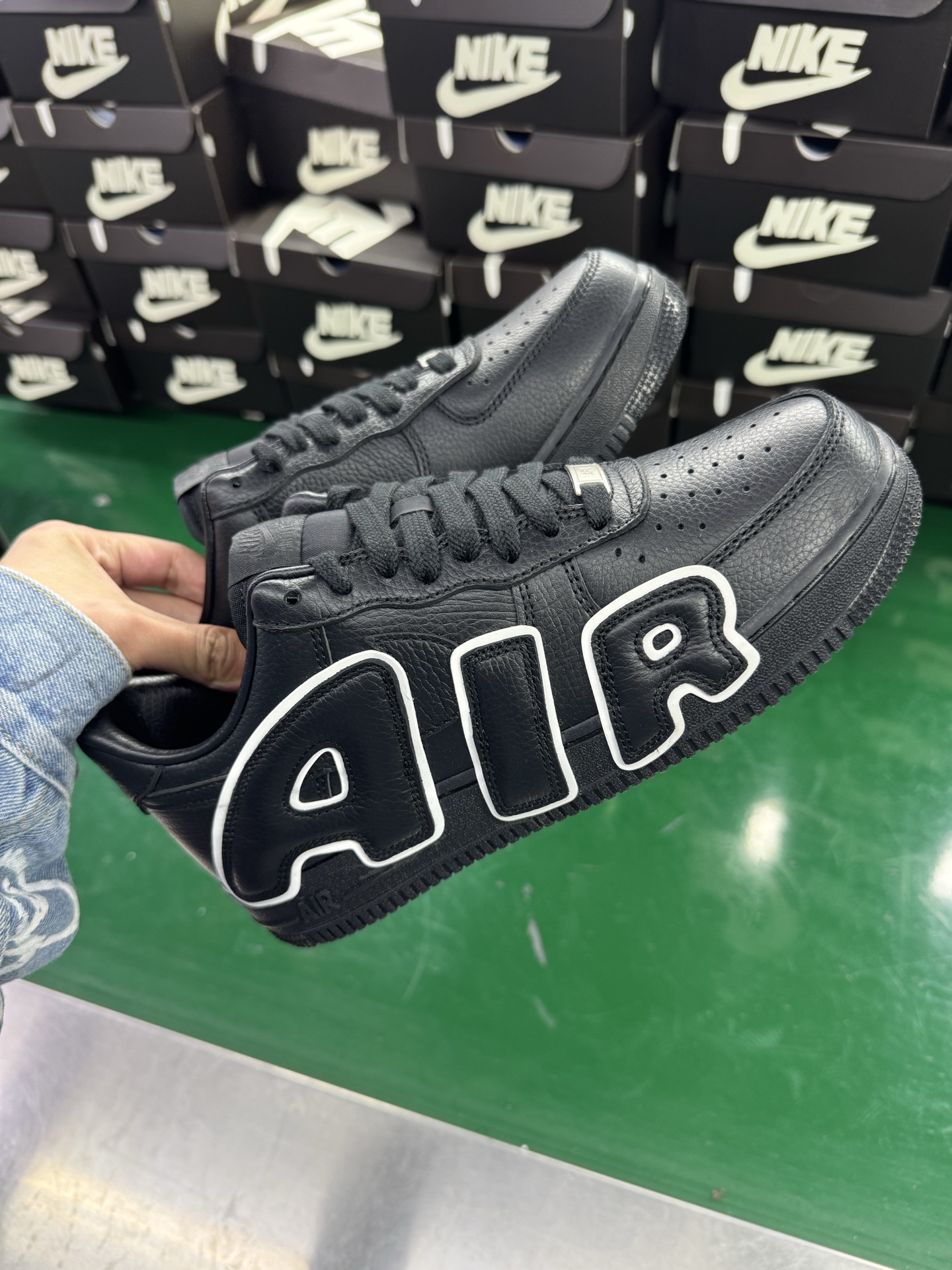 图片[3]-＃SF外贸特供 CPFM x NK Air Force 1 07 Low 空军一号系列低帮经典百搭休闲运动板鞋 联名补丁字母 黑白 HJ8463-007 原厂特供同批次皮料与Zp零色差 原厂特供内外标均可过绿X扫描认证 独家私模2025全新鱼鳞纹大底 咬花纹路更加清晰 全新排版鞋头倒置五角星 五角星对比旧版老版本 间距放大 星星缩小 全套官方原配件 防尘布袋 全鞋电脑针车 工整有序 视觉效果满分 原厂拉帮手法 标准四线 密度针距针孔大小控制到位 原装反口里网布海绵 正确卡色网眼大小 新版鞋撑改用纸团代替 原厂港宝加持完美还原灵魂版型 从里到外百分百还原 内置Sole气垫 中底白色背胶 已经无限的接近公司 原厂楦头 原厂刺绣 后跟弧度完美 刷胶工序 同步原厂手法 线上全程关灯只用紫光灯根据划线刷胶水 严格把控溢胶及成型品控 独家私模最大开发到48.5 注意防尘袋配件丢失退货扣20 尺码：35.5 36 36.5 37.5 38 38.5 39 40 40.5 41 42 42.5 43 44 44.5 45 46 47.5 48.5-选品中心