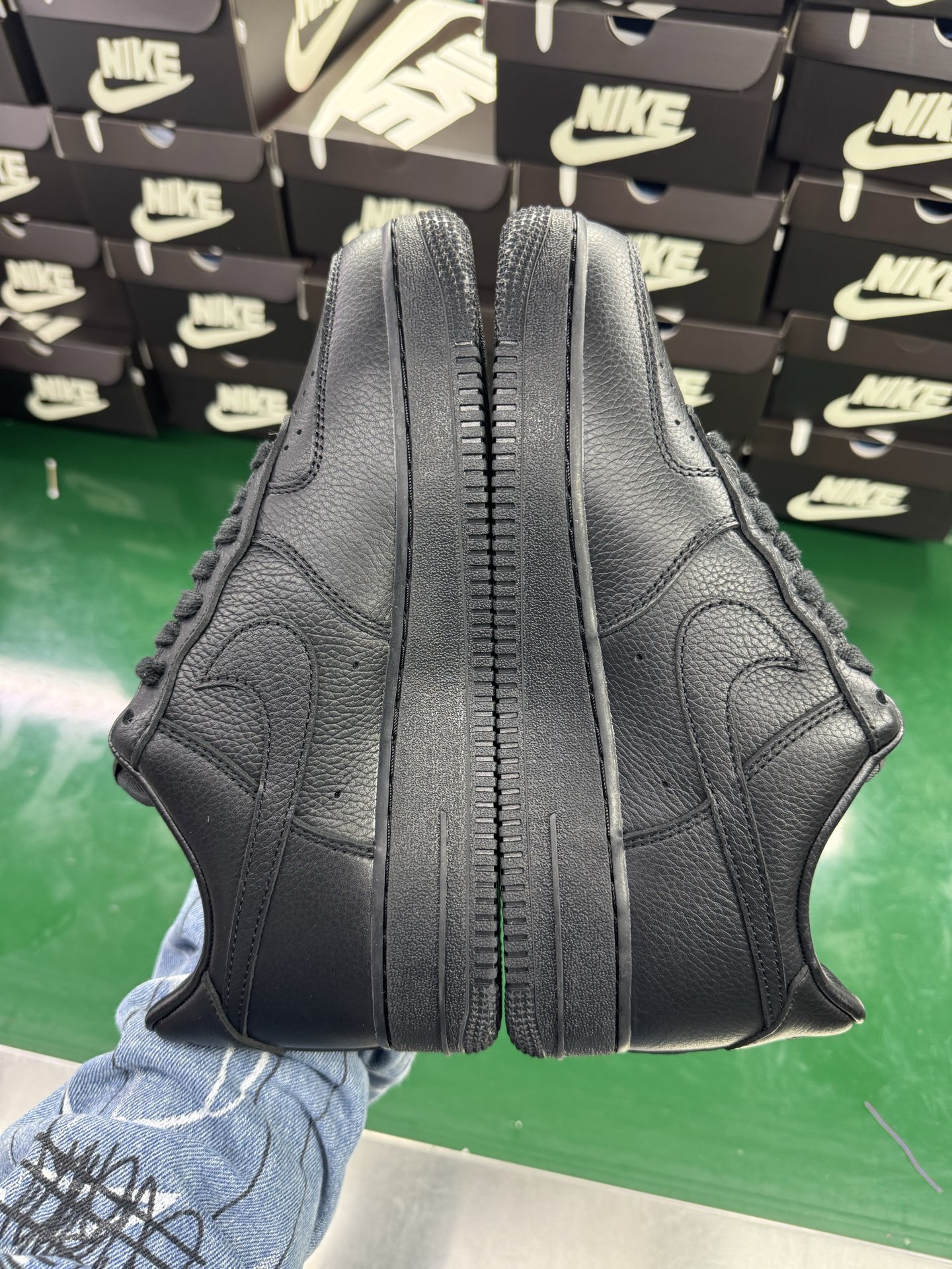 图片[5]-＃SF外贸特供 CPFM x NK Air Force 1 07 Low 空军一号系列低帮经典百搭休闲运动板鞋 联名补丁字母 黑白 HJ8463-007 原厂特供同批次皮料与Zp零色差 原厂特供内外标均可过绿X扫描认证 独家私模2025全新鱼鳞纹大底 咬花纹路更加清晰 全新排版鞋头倒置五角星 五角星对比旧版老版本 间距放大 星星缩小 全套官方原配件 防尘布袋 全鞋电脑针车 工整有序 视觉效果满分 原厂拉帮手法 标准四线 密度针距针孔大小控制到位 原装反口里网布海绵 正确卡色网眼大小 新版鞋撑改用纸团代替 原厂港宝加持完美还原灵魂版型 从里到外百分百还原 内置Sole气垫 中底白色背胶 已经无限的接近公司 原厂楦头 原厂刺绣 后跟弧度完美 刷胶工序 同步原厂手法 线上全程关灯只用紫光灯根据划线刷胶水 严格把控溢胶及成型品控 独家私模最大开发到48.5 注意防尘袋配件丢失退货扣20 尺码：35.5 36 36.5 37.5 38 38.5 39 40 40.5 41 42 42.5 43 44 44.5 45 46 47.5 48.5-选品中心