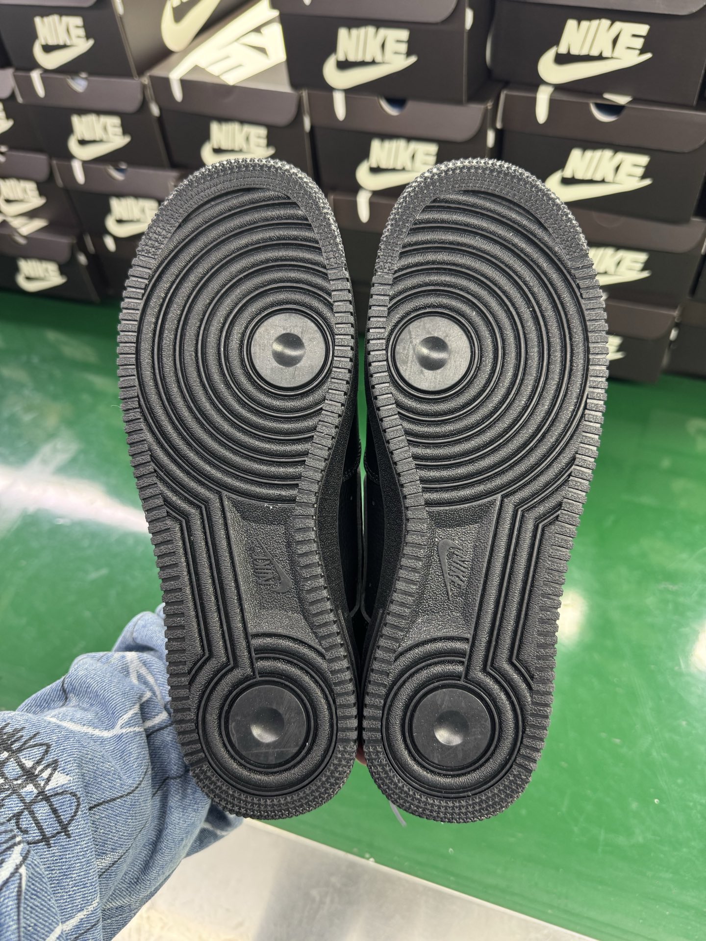 图片[8]-＃SF外贸特供 CPFM x NK Air Force 1 07 Low 空军一号系列低帮经典百搭休闲运动板鞋 联名补丁字母 黑白 HJ8463-007 原厂特供同批次皮料与Zp零色差 原厂特供内外标均可过绿X扫描认证 独家私模2025全新鱼鳞纹大底 咬花纹路更加清晰 全新排版鞋头倒置五角星 五角星对比旧版老版本 间距放大 星星缩小 全套官方原配件 防尘布袋 全鞋电脑针车 工整有序 视觉效果满分 原厂拉帮手法 标准四线 密度针距针孔大小控制到位 原装反口里网布海绵 正确卡色网眼大小 新版鞋撑改用纸团代替 原厂港宝加持完美还原灵魂版型 从里到外百分百还原 内置Sole气垫 中底白色背胶 已经无限的接近公司 原厂楦头 原厂刺绣 后跟弧度完美 刷胶工序 同步原厂手法 线上全程关灯只用紫光灯根据划线刷胶水 严格把控溢胶及成型品控 独家私模最大开发到48.5 注意防尘袋配件丢失退货扣20 尺码：35.5 36 36.5 37.5 38 38.5 39 40 40.5 41 42 42.5 43 44 44.5 45 46 47.5 48.5-选品中心