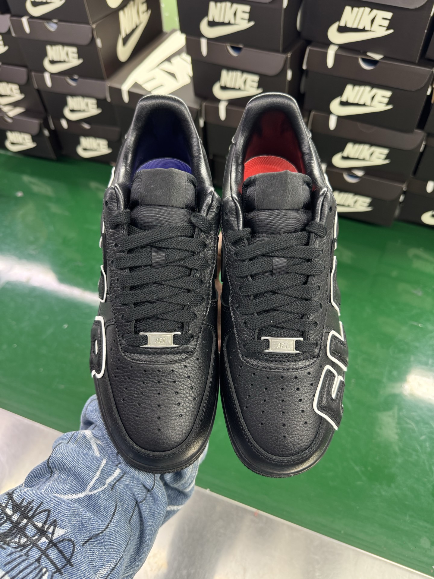 图片[2]-＃SF外贸特供 CPFM x NK Air Force 1 07 Low 空军一号系列低帮经典百搭休闲运动板鞋 联名补丁字母 黑白 HJ8463-007 原厂特供同批次皮料与Zp零色差 原厂特供内外标均可过绿X扫描认证 独家私模2025全新鱼鳞纹大底 咬花纹路更加清晰 全新排版鞋头倒置五角星 五角星对比旧版老版本 间距放大 星星缩小 全套官方原配件 防尘布袋 全鞋电脑针车 工整有序 视觉效果满分 原厂拉帮手法 标准四线 密度针距针孔大小控制到位 原装反口里网布海绵 正确卡色网眼大小 新版鞋撑改用纸团代替 原厂港宝加持完美还原灵魂版型 从里到外百分百还原 内置Sole气垫 中底白色背胶 已经无限的接近公司 原厂楦头 原厂刺绣 后跟弧度完美 刷胶工序 同步原厂手法 线上全程关灯只用紫光灯根据划线刷胶水 严格把控溢胶及成型品控 独家私模最大开发到48.5 注意防尘袋配件丢失退货扣20 尺码：35.5 36 36.5 37.5 38 38.5 39 40 40.5 41 42 42.5 43 44 44.5 45 46 47.5 48.5-选品中心
