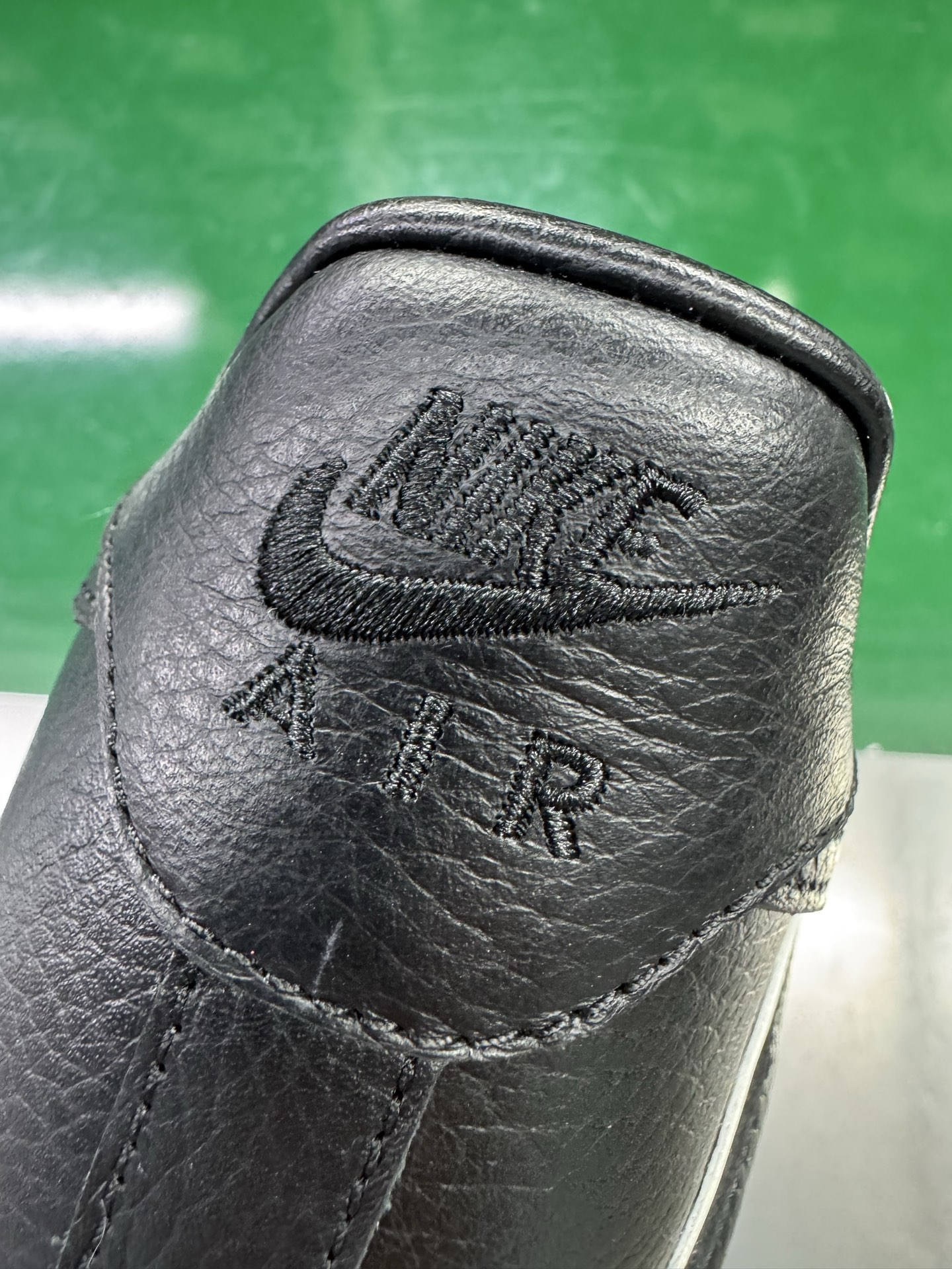 图片[13]-＃SF外贸特供 CPFM x NK Air Force 1 07 Low 空军一号系列低帮经典百搭休闲运动板鞋 联名补丁字母 黑白 HJ8463-007 原厂特供同批次皮料与Zp零色差 原厂特供内外标均可过绿X扫描认证 独家私模2025全新鱼鳞纹大底 咬花纹路更加清晰 全新排版鞋头倒置五角星 五角星对比旧版老版本 间距放大 星星缩小 全套官方原配件 防尘布袋 全鞋电脑针车 工整有序 视觉效果满分 原厂拉帮手法 标准四线 密度针距针孔大小控制到位 原装反口里网布海绵 正确卡色网眼大小 新版鞋撑改用纸团代替 原厂港宝加持完美还原灵魂版型 从里到外百分百还原 内置Sole气垫 中底白色背胶 已经无限的接近公司 原厂楦头 原厂刺绣 后跟弧度完美 刷胶工序 同步原厂手法 线上全程关灯只用紫光灯根据划线刷胶水 严格把控溢胶及成型品控 独家私模最大开发到48.5 注意防尘袋配件丢失退货扣20 尺码：35.5 36 36.5 37.5 38 38.5 39 40 40.5 41 42 42.5 43 44 44.5 45 46 47.5 48.5-选品中心