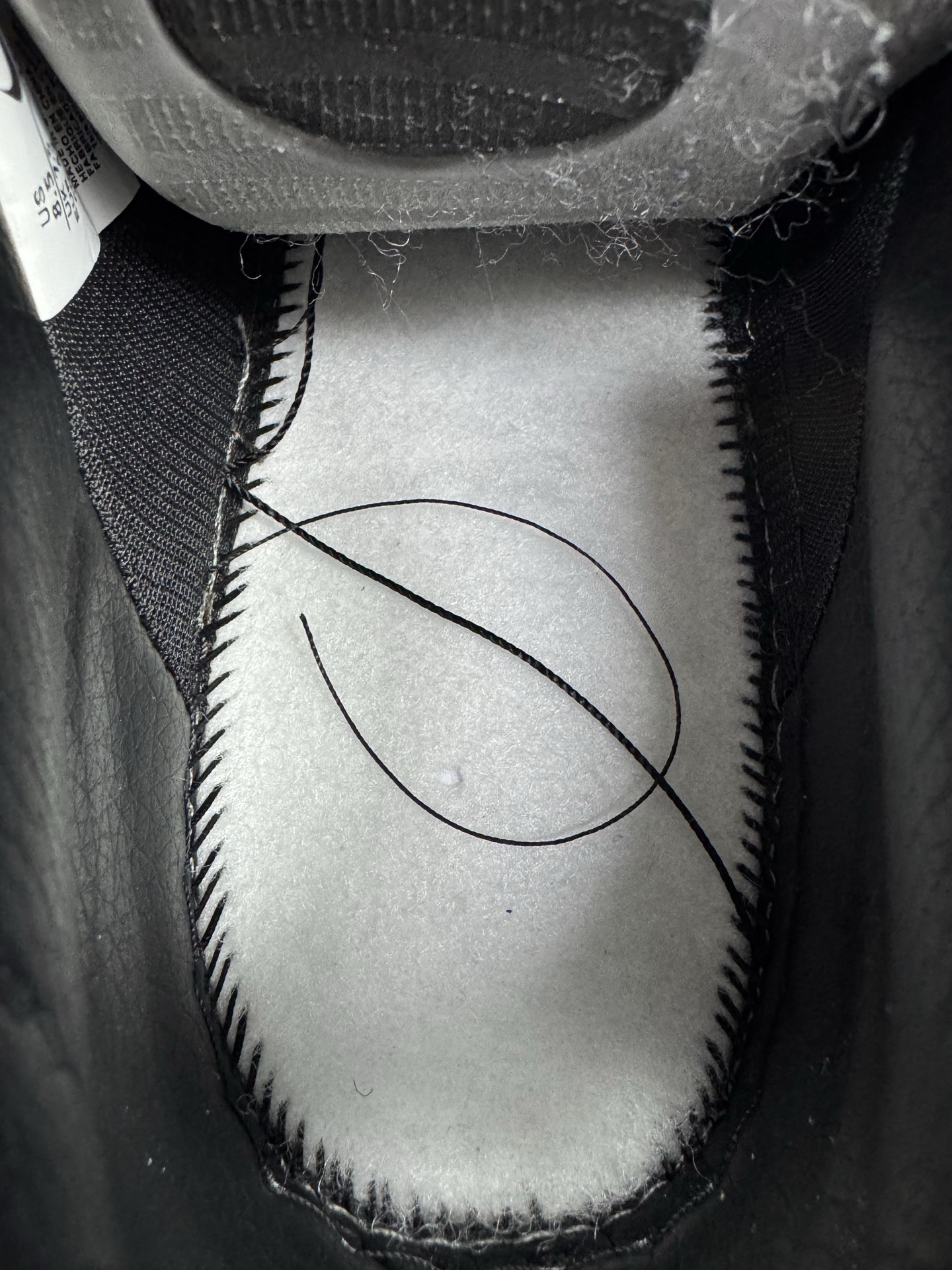 图片[17]-＃SF外贸特供 CPFM x NK Air Force 1 07 Low 空军一号系列低帮经典百搭休闲运动板鞋 联名补丁字母 黑白 HJ8463-007 原厂特供同批次皮料与Zp零色差 原厂特供内外标均可过绿X扫描认证 独家私模2025全新鱼鳞纹大底 咬花纹路更加清晰 全新排版鞋头倒置五角星 五角星对比旧版老版本 间距放大 星星缩小 全套官方原配件 防尘布袋 全鞋电脑针车 工整有序 视觉效果满分 原厂拉帮手法 标准四线 密度针距针孔大小控制到位 原装反口里网布海绵 正确卡色网眼大小 新版鞋撑改用纸团代替 原厂港宝加持完美还原灵魂版型 从里到外百分百还原 内置Sole气垫 中底白色背胶 已经无限的接近公司 原厂楦头 原厂刺绣 后跟弧度完美 刷胶工序 同步原厂手法 线上全程关灯只用紫光灯根据划线刷胶水 严格把控溢胶及成型品控 独家私模最大开发到48.5 注意防尘袋配件丢失退货扣20 尺码：35.5 36 36.5 37.5 38 38.5 39 40 40.5 41 42 42.5 43 44 44.5 45 46 47.5 48.5-选品中心