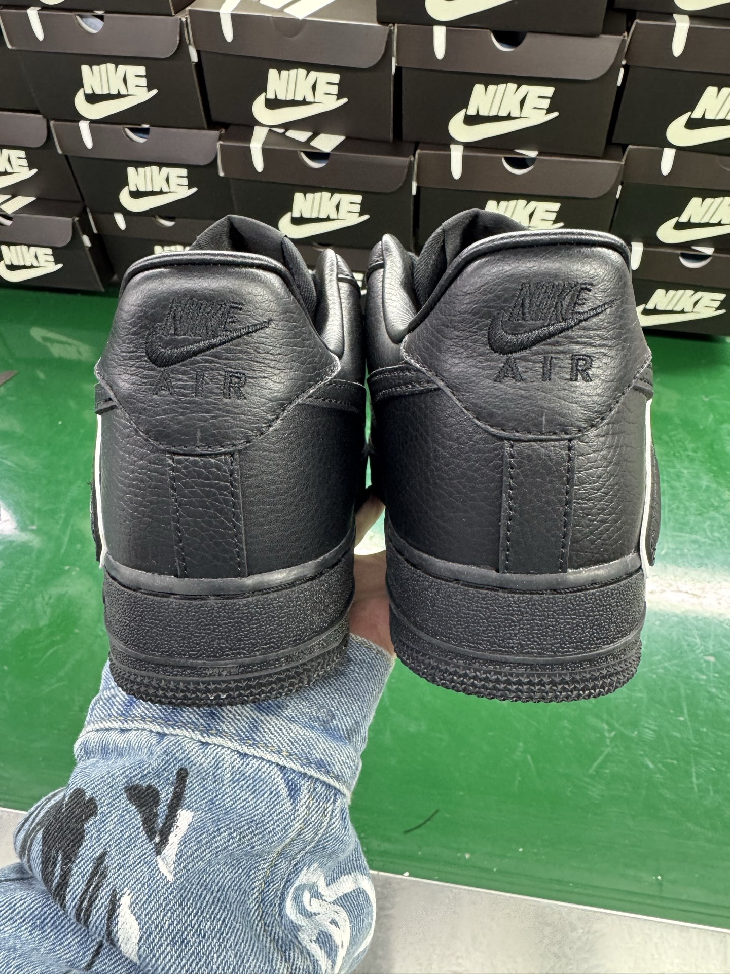图片[9]-＃SF外贸特供 CPFM x NK Air Force 1 07 Low 空军一号系列低帮经典百搭休闲运动板鞋 联名补丁字母 黑白 HJ8463-007 原厂特供同批次皮料与Zp零色差 原厂特供内外标均可过绿X扫描认证 独家私模2025全新鱼鳞纹大底 咬花纹路更加清晰 全新排版鞋头倒置五角星 五角星对比旧版老版本 间距放大 星星缩小 全套官方原配件 防尘布袋 全鞋电脑针车 工整有序 视觉效果满分 原厂拉帮手法 标准四线 密度针距针孔大小控制到位 原装反口里网布海绵 正确卡色网眼大小 新版鞋撑改用纸团代替 原厂港宝加持完美还原灵魂版型 从里到外百分百还原 内置Sole气垫 中底白色背胶 已经无限的接近公司 原厂楦头 原厂刺绣 后跟弧度完美 刷胶工序 同步原厂手法 线上全程关灯只用紫光灯根据划线刷胶水 严格把控溢胶及成型品控 独家私模最大开发到48.5 注意防尘袋配件丢失退货扣20 尺码：35.5 36 36.5 37.5 38 38.5 39 40 40.5 41 42 42.5 43 44 44.5 45 46 47.5 48.5-选品中心