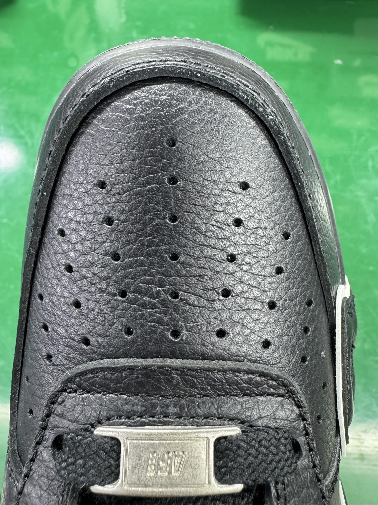 图片[14]-＃SF外贸特供 CPFM x NK Air Force 1 07 Low 空军一号系列低帮经典百搭休闲运动板鞋 联名补丁字母 黑白 HJ8463-007 原厂特供同批次皮料与Zp零色差 原厂特供内外标均可过绿X扫描认证 独家私模2025全新鱼鳞纹大底 咬花纹路更加清晰 全新排版鞋头倒置五角星 五角星对比旧版老版本 间距放大 星星缩小 全套官方原配件 防尘布袋 全鞋电脑针车 工整有序 视觉效果满分 原厂拉帮手法 标准四线 密度针距针孔大小控制到位 原装反口里网布海绵 正确卡色网眼大小 新版鞋撑改用纸团代替 原厂港宝加持完美还原灵魂版型 从里到外百分百还原 内置Sole气垫 中底白色背胶 已经无限的接近公司 原厂楦头 原厂刺绣 后跟弧度完美 刷胶工序 同步原厂手法 线上全程关灯只用紫光灯根据划线刷胶水 严格把控溢胶及成型品控 独家私模最大开发到48.5 注意防尘袋配件丢失退货扣20 尺码：35.5 36 36.5 37.5 38 38.5 39 40 40.5 41 42 42.5 43 44 44.5 45 46 47.5 48.5-选品中心