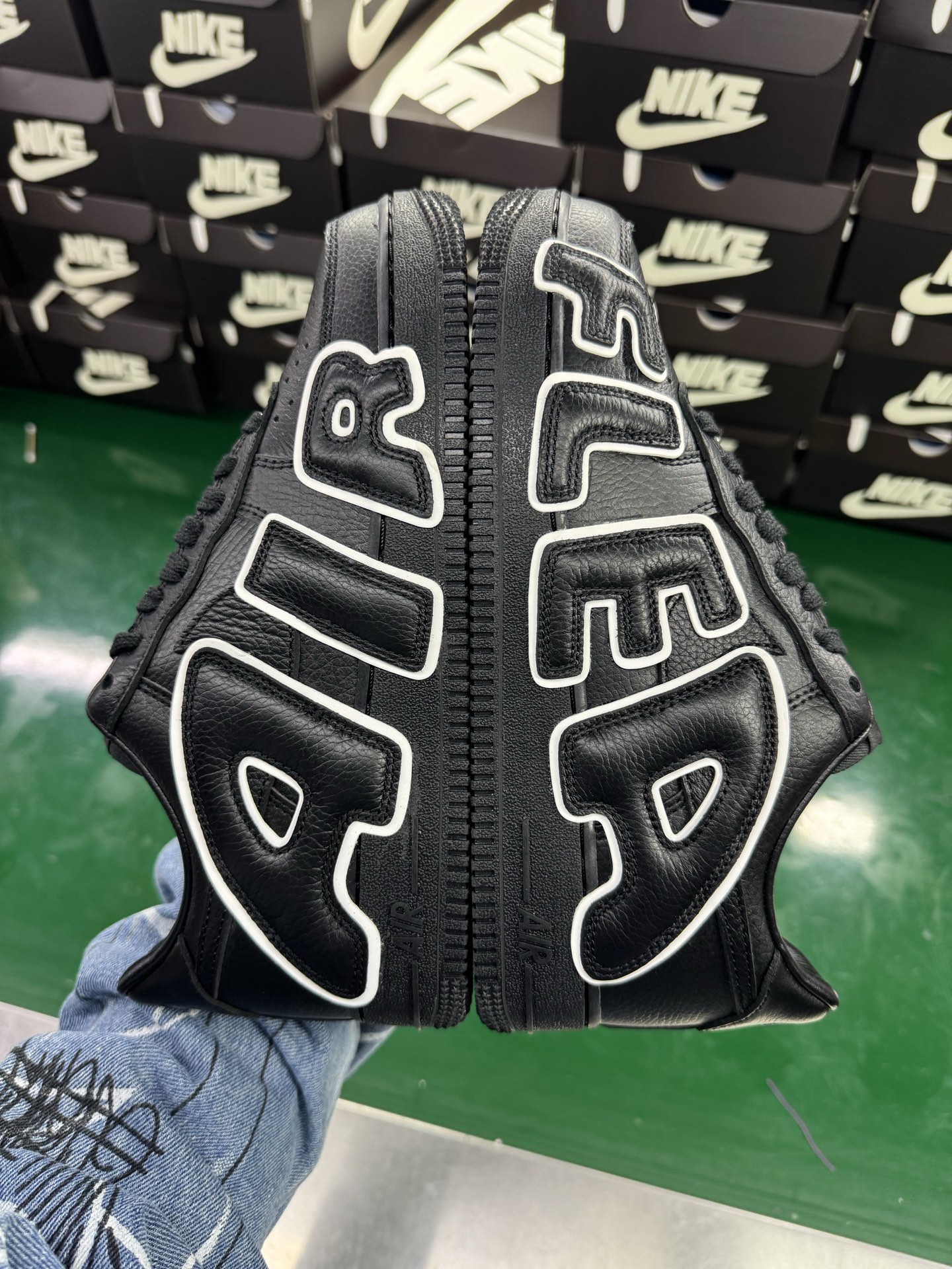 图片[4]-＃SF外贸特供 CPFM x NK Air Force 1 07 Low 空军一号系列低帮经典百搭休闲运动板鞋 联名补丁字母 黑白 HJ8463-007 原厂特供同批次皮料与Zp零色差 原厂特供内外标均可过绿X扫描认证 独家私模2025全新鱼鳞纹大底 咬花纹路更加清晰 全新排版鞋头倒置五角星 五角星对比旧版老版本 间距放大 星星缩小 全套官方原配件 防尘布袋 全鞋电脑针车 工整有序 视觉效果满分 原厂拉帮手法 标准四线 密度针距针孔大小控制到位 原装反口里网布海绵 正确卡色网眼大小 新版鞋撑改用纸团代替 原厂港宝加持完美还原灵魂版型 从里到外百分百还原 内置Sole气垫 中底白色背胶 已经无限的接近公司 原厂楦头 原厂刺绣 后跟弧度完美 刷胶工序 同步原厂手法 线上全程关灯只用紫光灯根据划线刷胶水 严格把控溢胶及成型品控 独家私模最大开发到48.5 注意防尘袋配件丢失退货扣20 尺码：35.5 36 36.5 37.5 38 38.5 39 40 40.5 41 42 42.5 43 44 44.5 45 46 47.5 48.5-选品中心